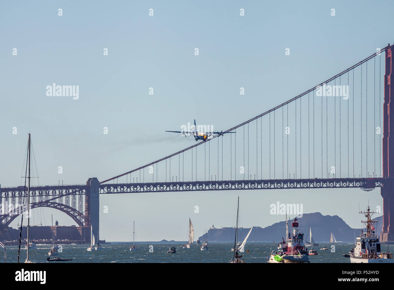 US Marine Corps C-130T Herkules den Spitznamen Fat Albert fliegen über die Golden Gate Bridge, San Francisco, Kalifornien, USA Stockfoto