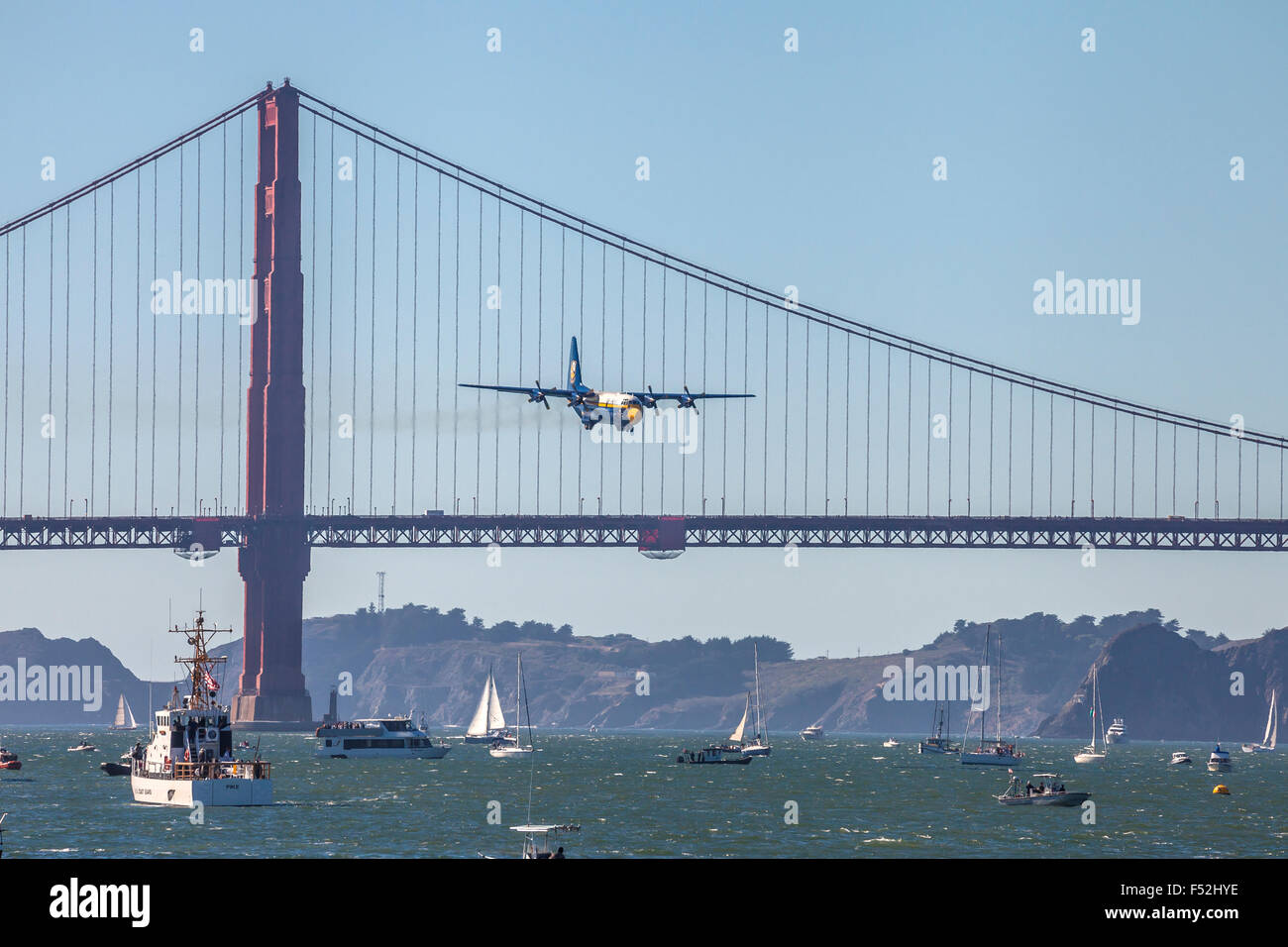 US Marine Corps C-130T Herkules den Spitznamen Fat Albert fliegen über die Golden Gate Bridge, San Francisco, Kalifornien, USA Stockfoto