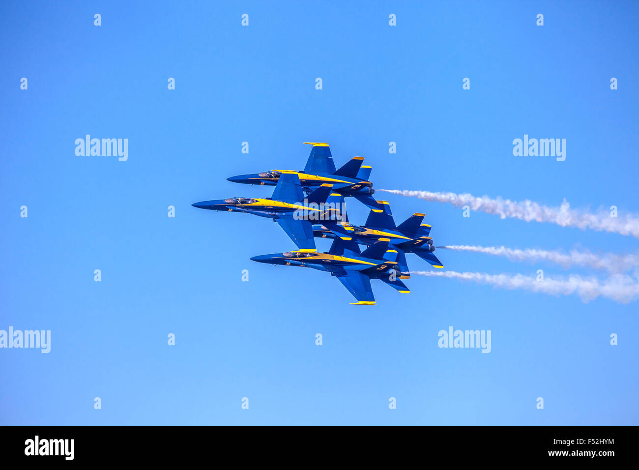 Blue Angels F/A-18 Hornet Flugzeuge durchführen Flug Bildung, San Francisco, Kalifornien, USA Stockfoto