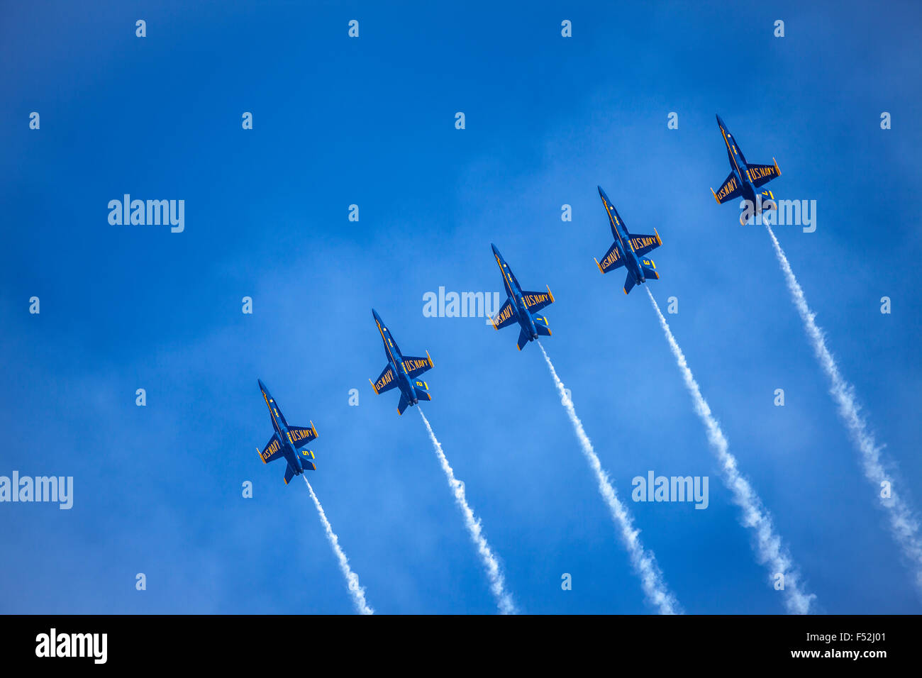 Blue Angels F/A-18 Hornet Flugzeuge durchführen Flug Bildung, San Francisco, Kalifornien, USA Stockfoto