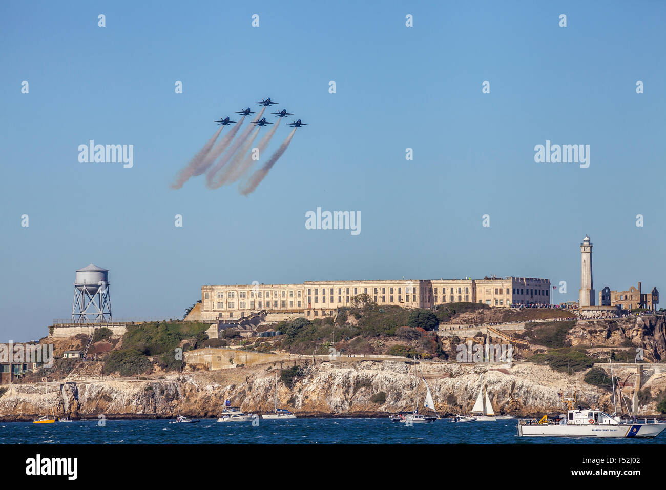 Blue Angels F/A-18 Hornet fliegt über Alcatraz, San Francisco, Kalifornien, USA Stockfoto