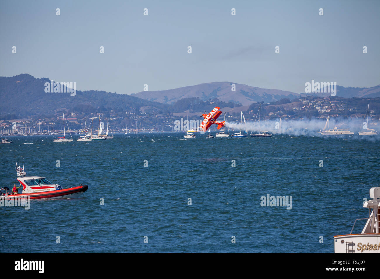 Lucas Oil Pitts Flugzeug bei Flugvorführung über San Francisco Waterfront, San Francisco, Kalifornien, USA Stockfoto