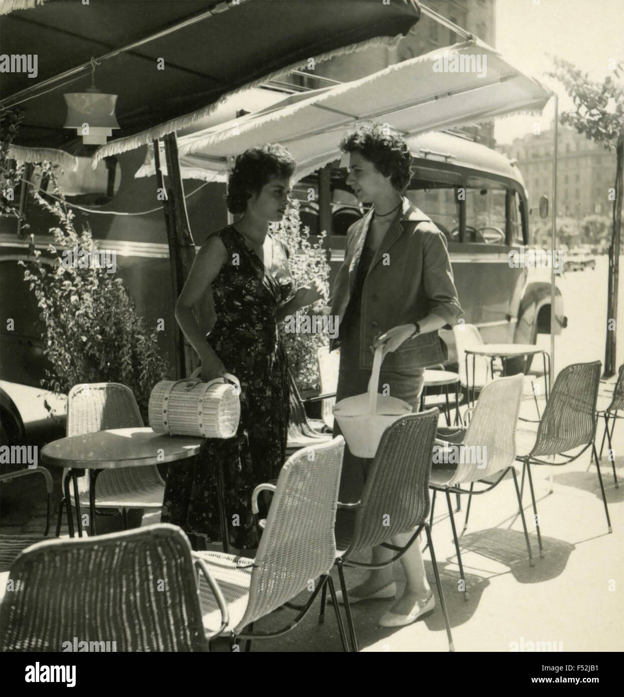 Zwei Frauen in einem Straßencafé, Italien Stockfoto