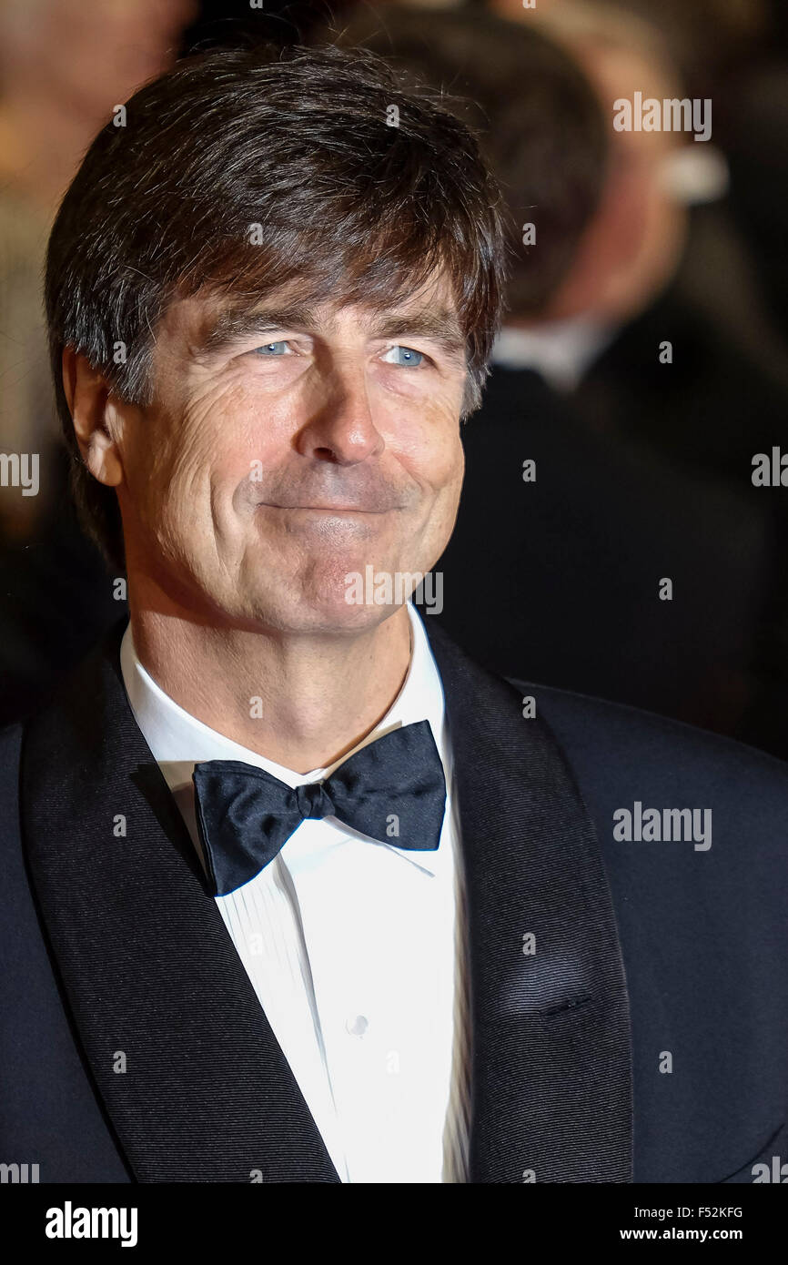 London, UK. 26. Oktober 2015. Thomas Newman kommt auf dem roten Teppich für die CBTF Royal Film Performance 2015: The World Premiere von SPECTRE auf 26.10.2015 in Royal Albert Hall, London. Bildnachweis: Julie Edwards/Alamy Live-Nachrichten Stockfoto