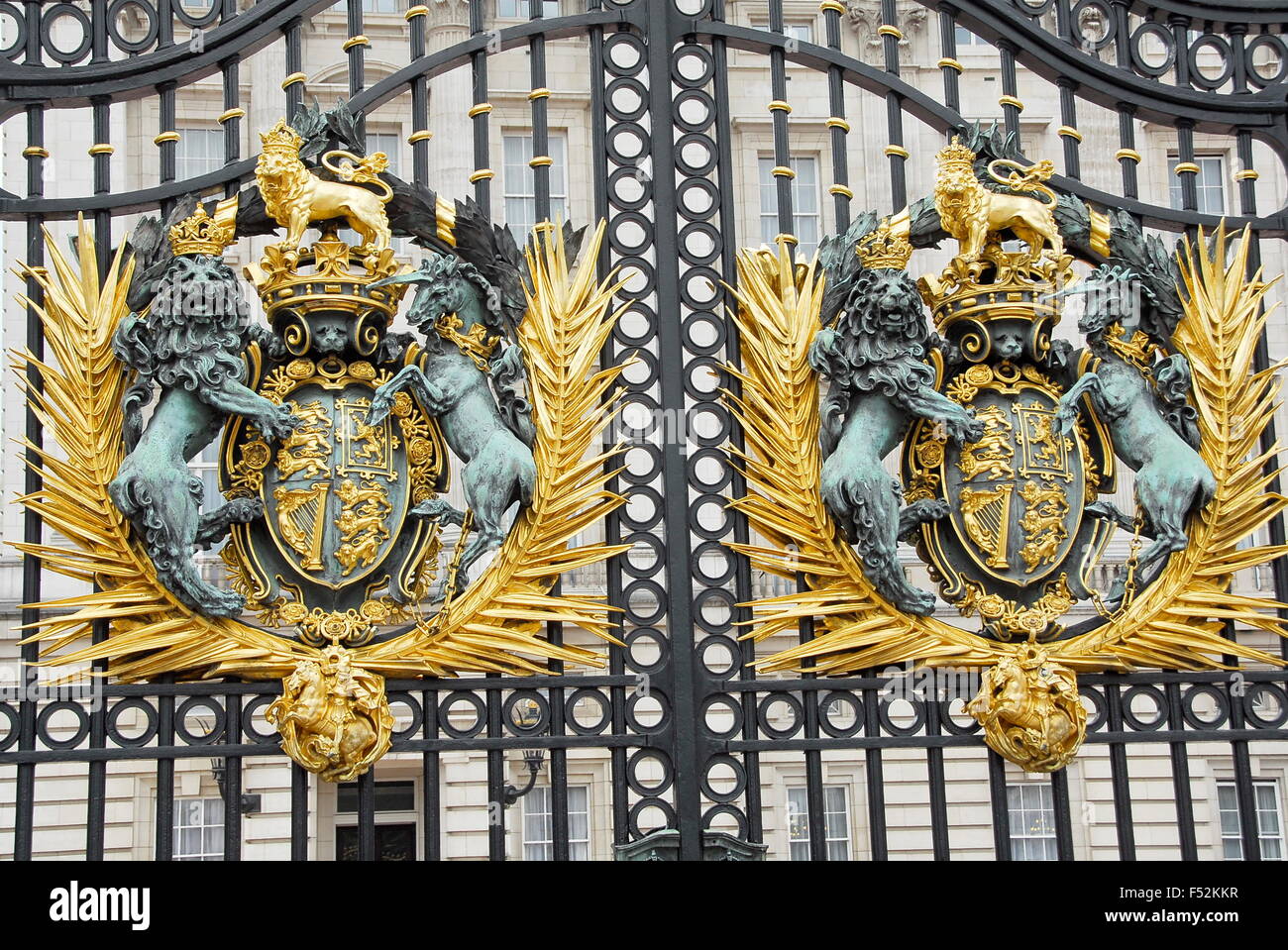 Die Windsor Familienwappen und Wappen an den Toren zum Buckingham Palace in London, England, UK Stockfoto