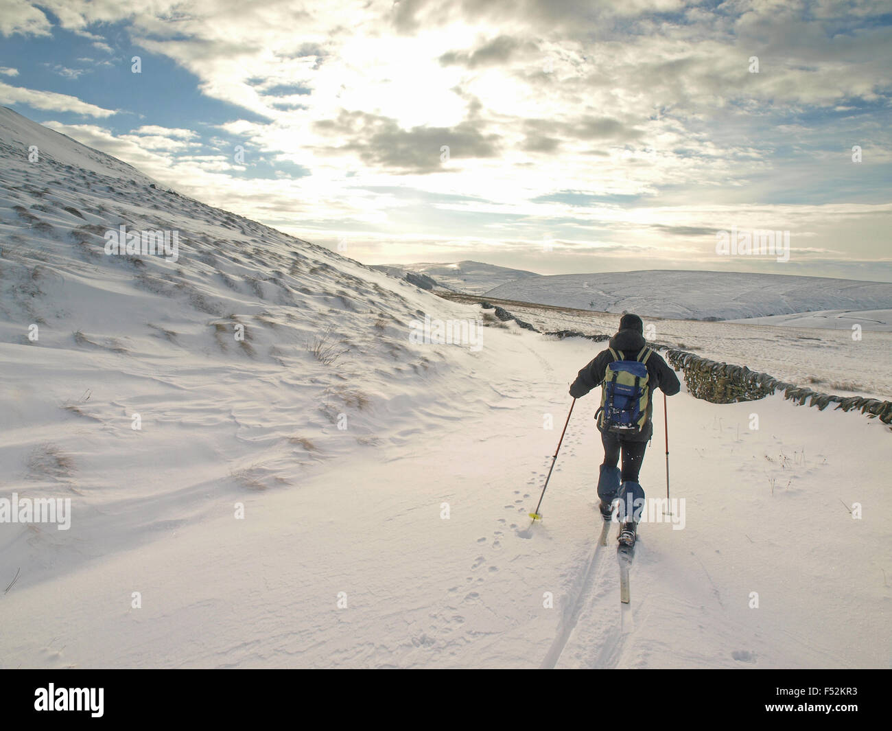 Überqueren Sie Land Skifahrer Axt hochkant in Derbyshire Peak District Stockfoto