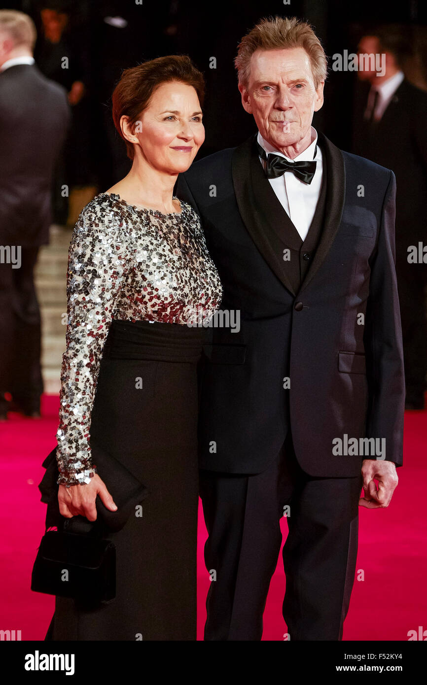 London, UK. 26. Oktober 2015. Jesper Christensen und Frau Tove Bornhøft kommt auf dem roten Teppich für die CBTF Royal Film Performance 2015: The World Premiere von SPECTRE auf 26.10.2015 in Royal Albert Hall, London. Bildnachweis: Julie Edwards/Alamy Live-Nachrichten Stockfoto