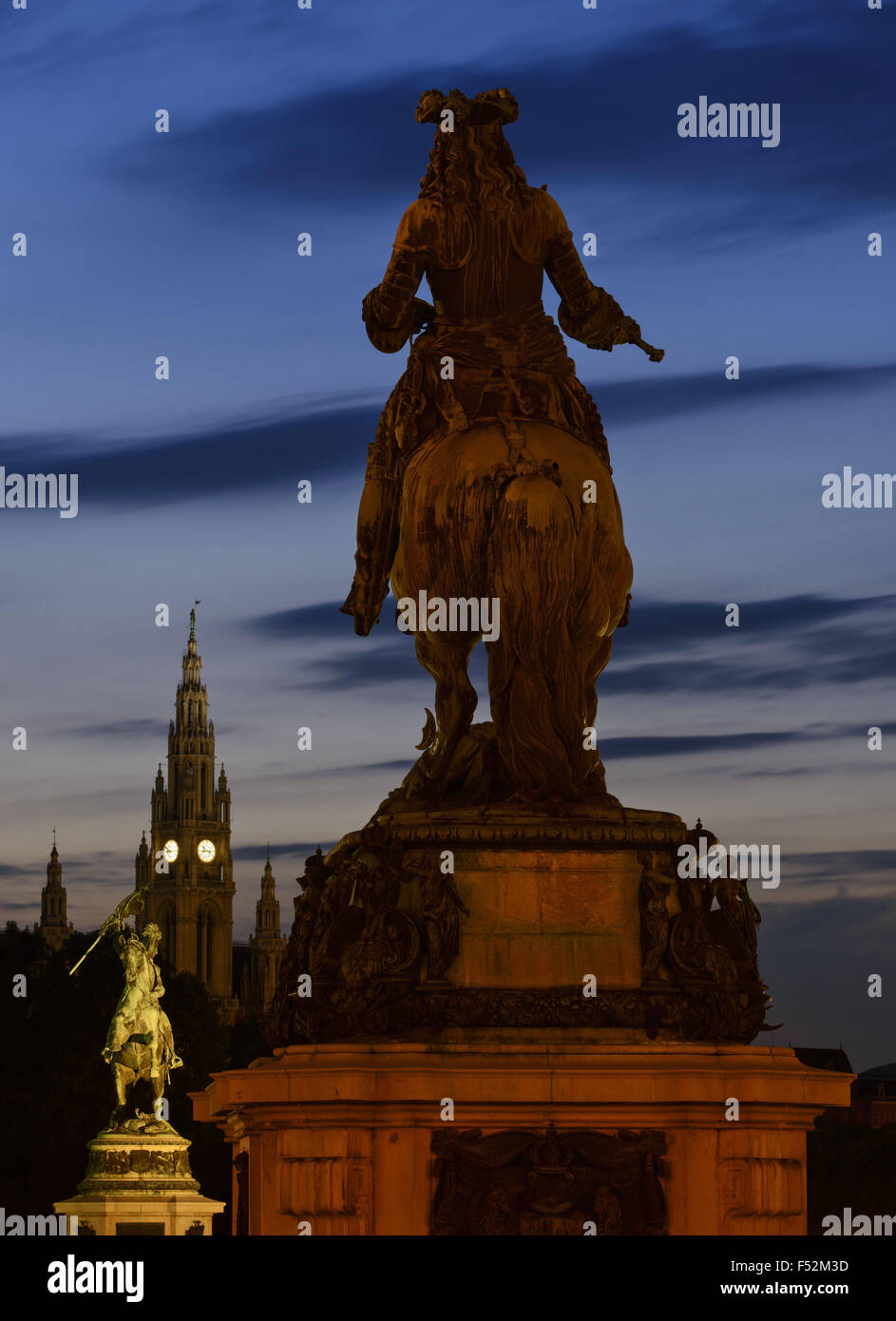 Österreich, Wien, Heldenplatz (Quadrat), "Reiterstatue von Prinz Eugen" (Reiterstandbild) und "Erzherzog Karl" (Denkmal) mit Blick auf das "Neue Rathaus", Dämmerung, Stockfoto