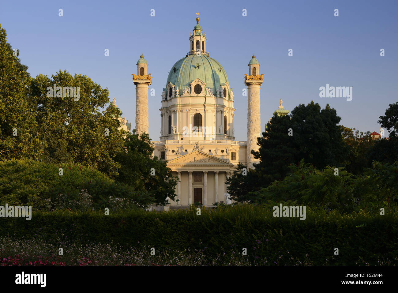 Österreich, Wien, Karlsplatz (Quadrat), Karlskirche, von Johann Bernhard Fischer von Erlach erbaut 1716-1737 im Stil des Barock Stockfoto