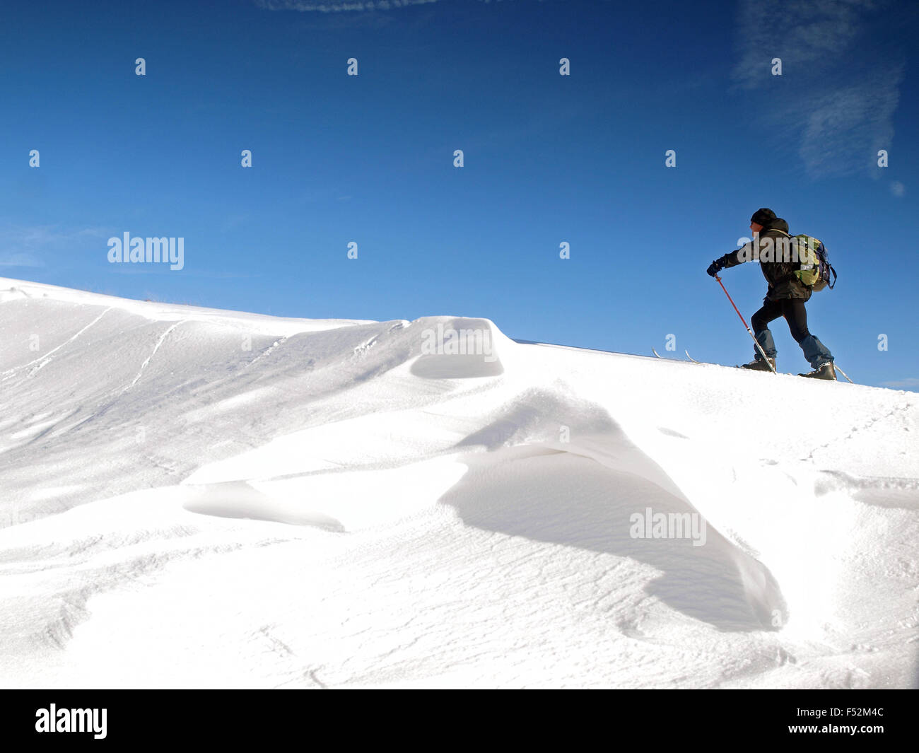 Überqueren Sie Land Skifahrer Axt hochkant in Derbyshire Peak District Stockfoto