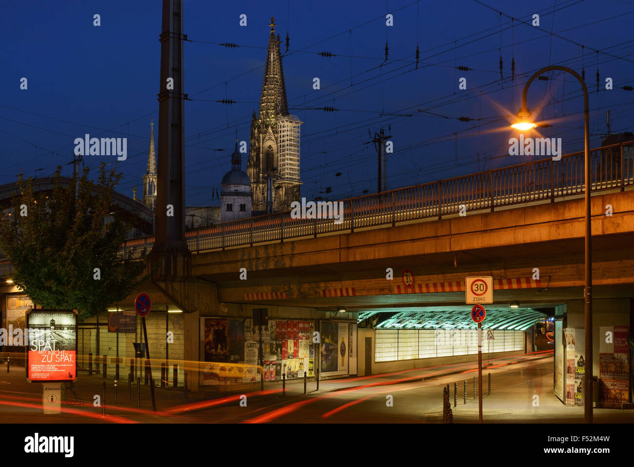 Deutschland, Nordrhein-Westfalen, Blick von der Eigelstein zum Hauptbahnhof und Kölner Dom, Stockfoto