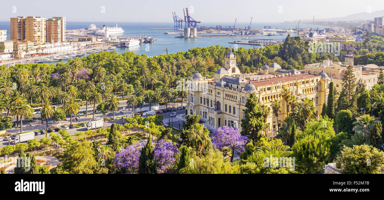 Stadtzentrum von Málaga Park Blick von der Festung Alcazaba und die traditionellen architektonischen Stil Gebäude Stockfoto