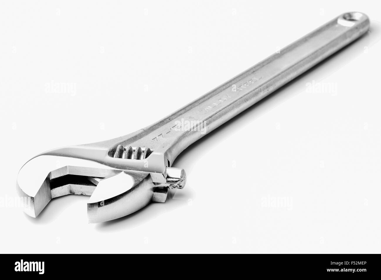 Verstellbare große verchromte Schlüssel isoliert auf weißem Stockfoto