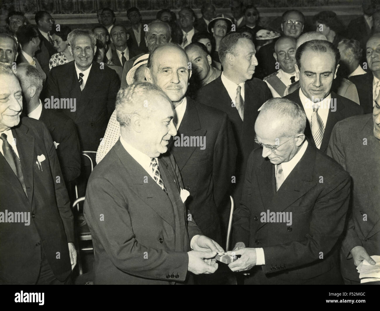 Der Präsident der italienischen Republik, Luigi Einaudi erhält ein Geschenk Stockfoto