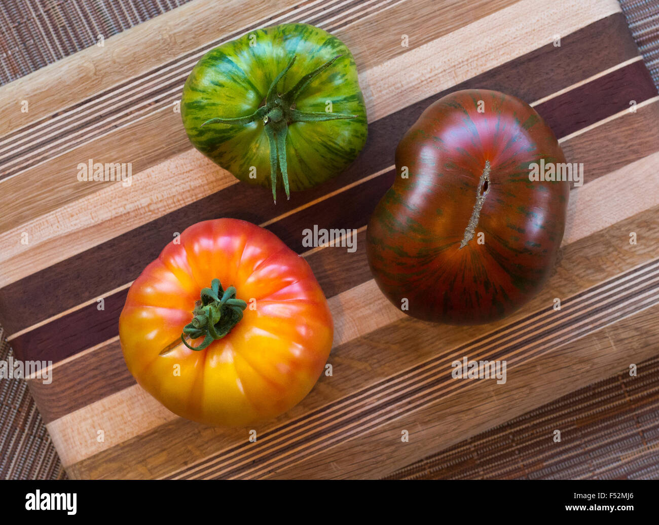 Heirloom Tomaten auf einem Holzbrett Stockfoto