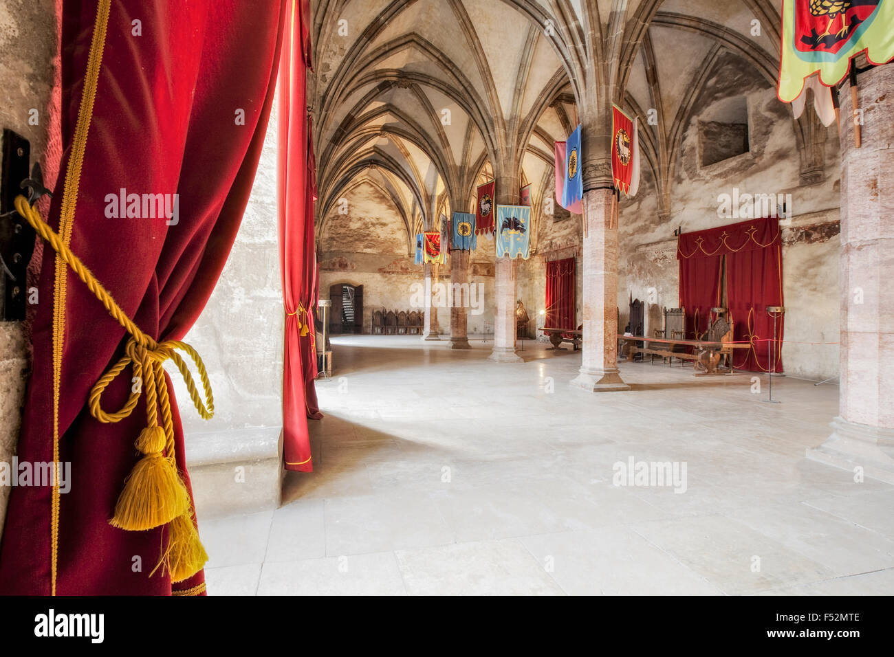 Rittersaal im Schloss Hunedoara Hunyad ist dies der Ort, an dem ausländische Boten, wo Empfangene Ballsaal und militärischen Ausbildung für Lizenzgebühren Stockfoto