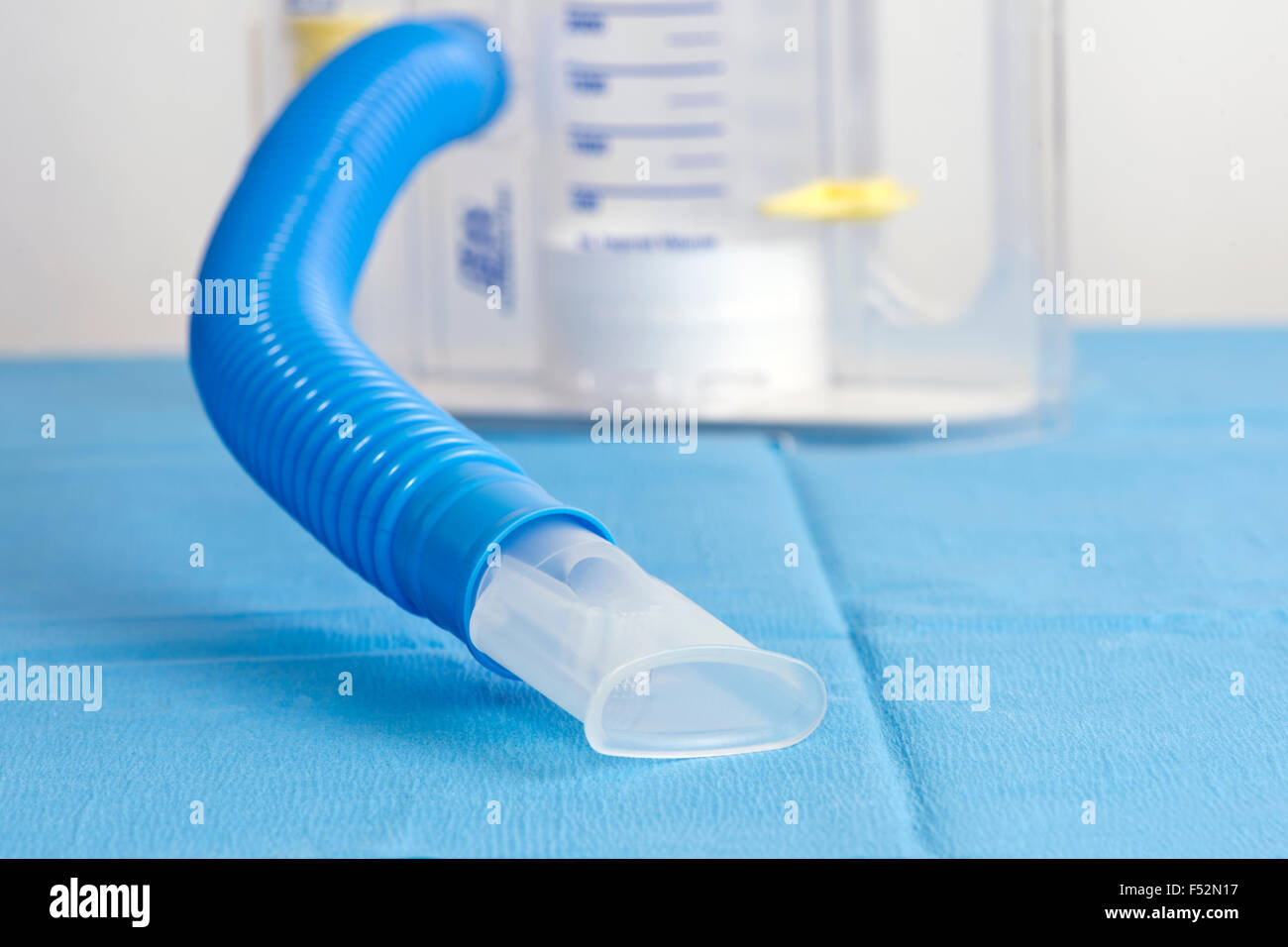 Nahaufnahme der Sprachrohr der Incentive Spirometer auf steriles Tuch. Stockfoto