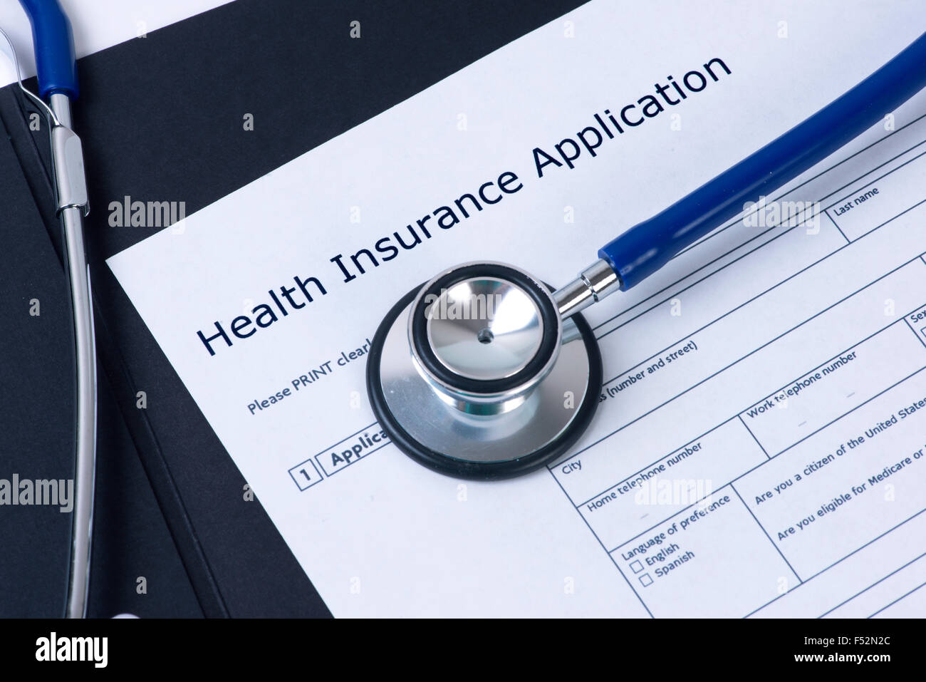 Antrag auf Krankenversicherung mit Stethoskop. Stockfoto