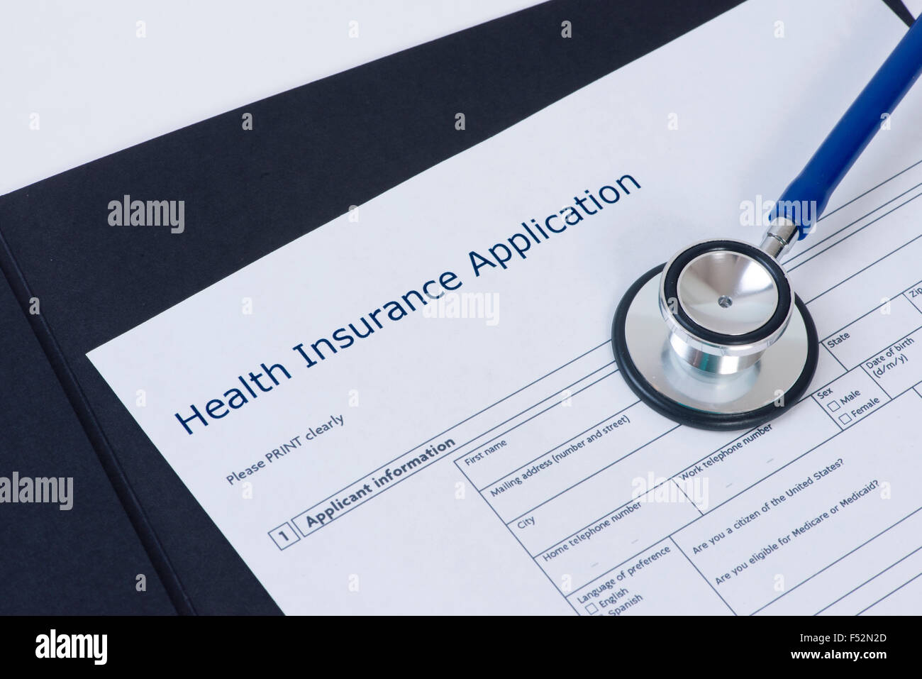 Antrag auf Krankenversicherung mit Stethoskop. Stockfoto