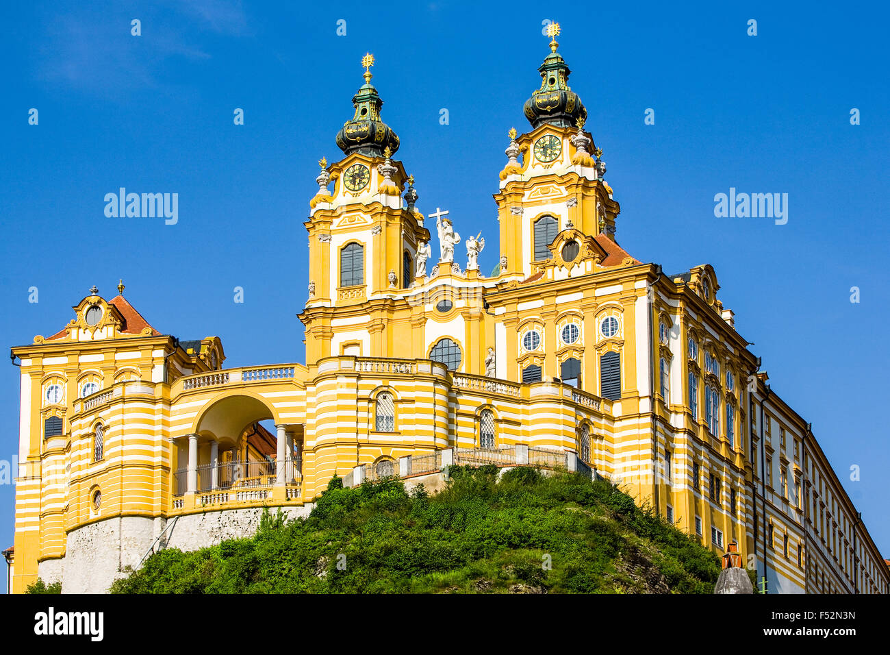 Oder Stift Melk Stift Melk ist eine österreichische Benediktinerabtei und eines der weltweit berühmtesten klösterlichen Stätten es oberhalb der Stadt Melk auf einem Ro befindet. Stockfoto