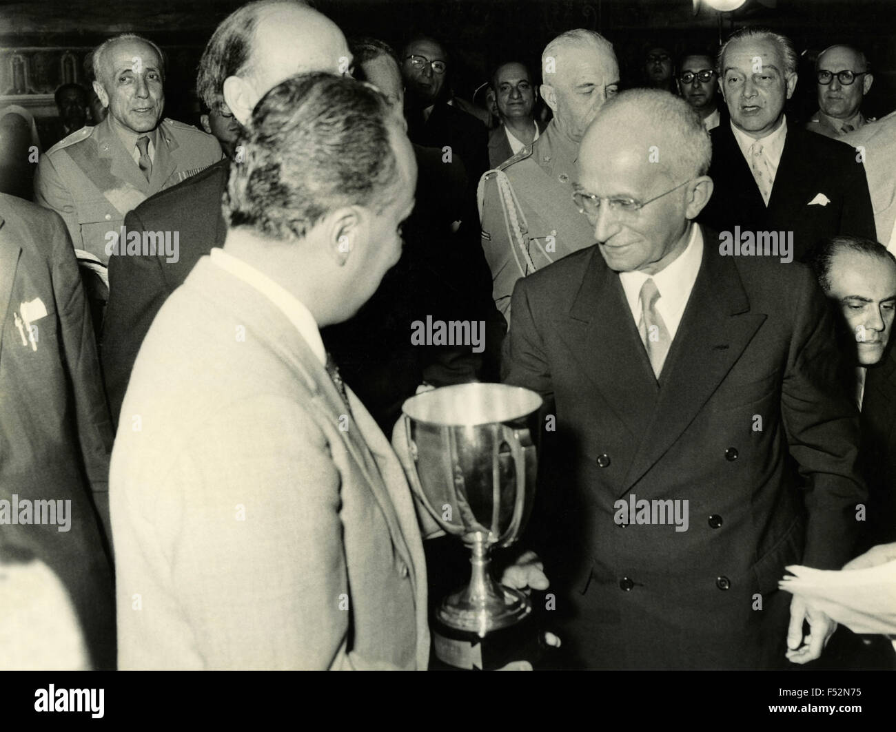 Der Präsident der italienischen Republik, Luigi Einaudi erhält einen Pokal Stockfoto