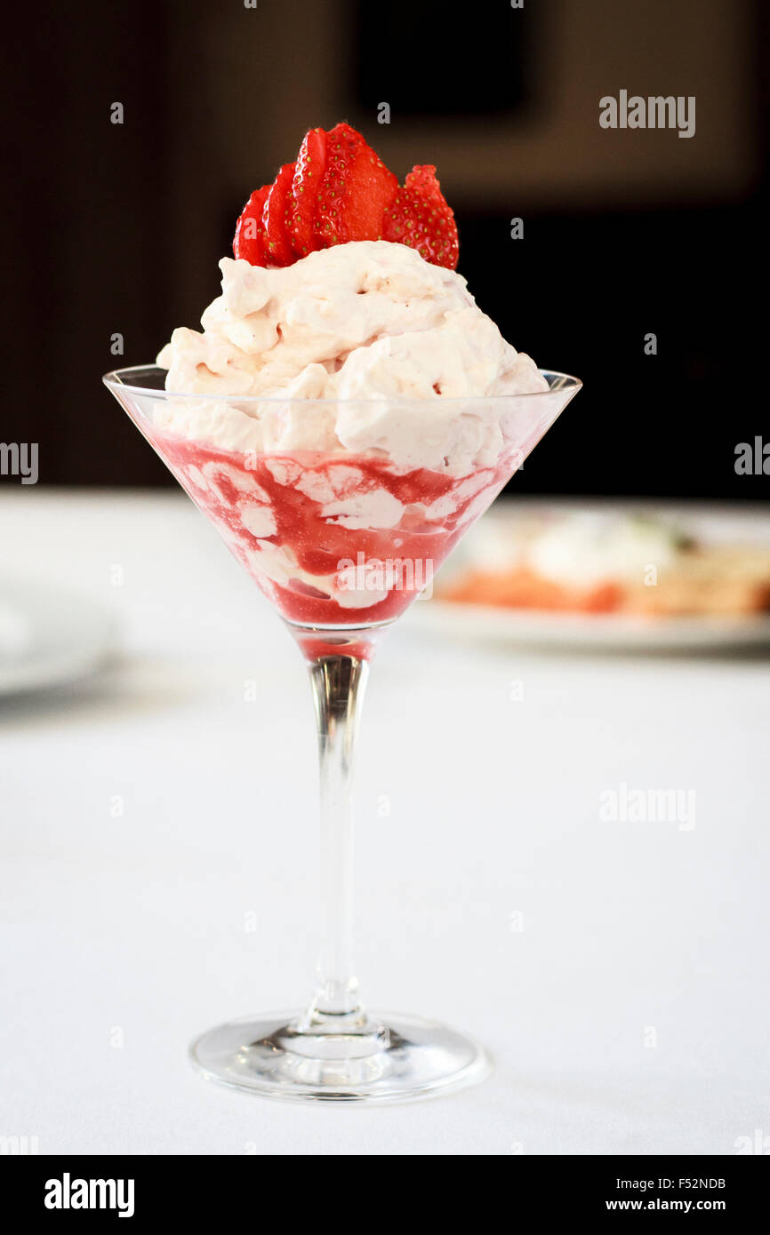 Eton Mess mit Erdbeeren - ein traditionelles englisches Dessert mit Sahne, Baiser und frische Erdbeerscheiben. Stockfoto