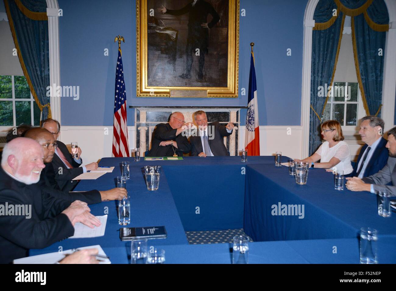 Bürgermeister DeBlasio und Kardinal Dolan am Rathaus zu diskutieren erschwinglichen Wohnraum Featuring: Bürgermeister DeBlasio, Kardinal Dolan Where: Manhattan, New York, USA bei: 25. August 2015 Stockfoto