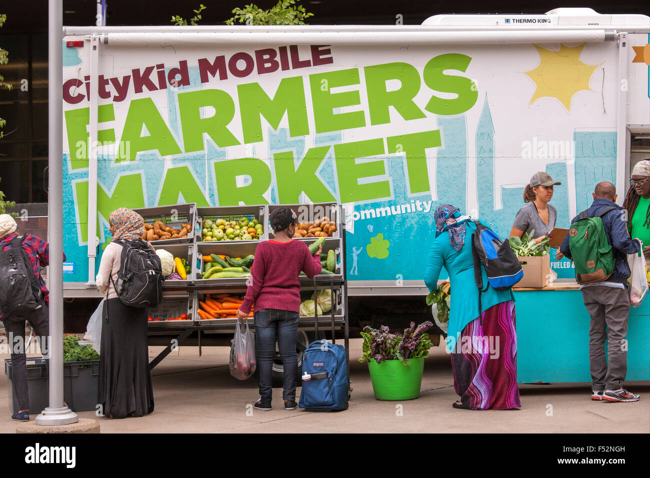 Minneapolis CityKid Mobile Farmers Market LKW Freiwilligen Verkauf von Produkten aus eigener Landwirtschaft zu einem vielfältigen Publikum. Stockfoto
