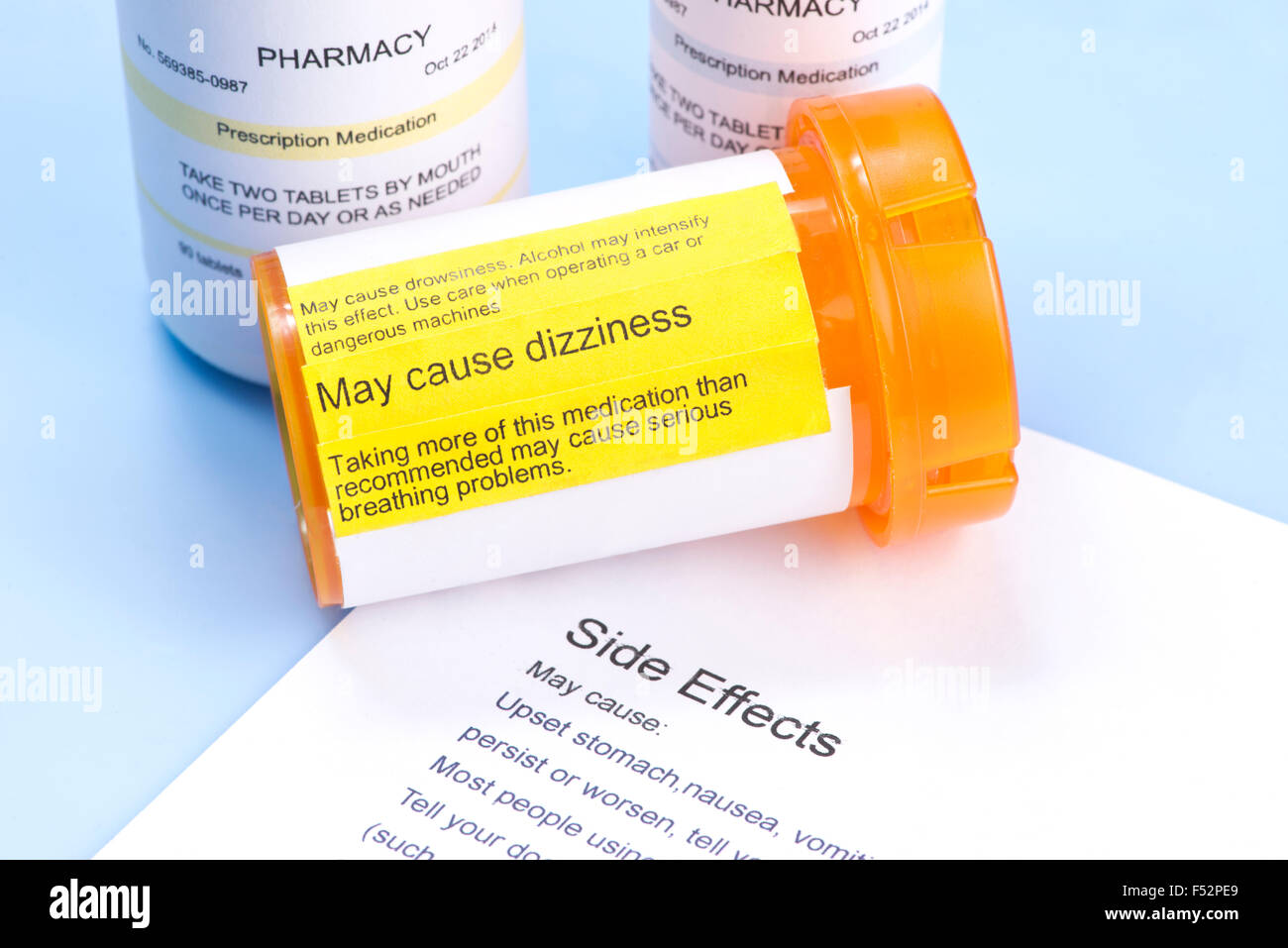 Verschreibung Flasche mit Etikett und Medikament Nebenwirkungen Warnung ausdrucken. Stockfoto