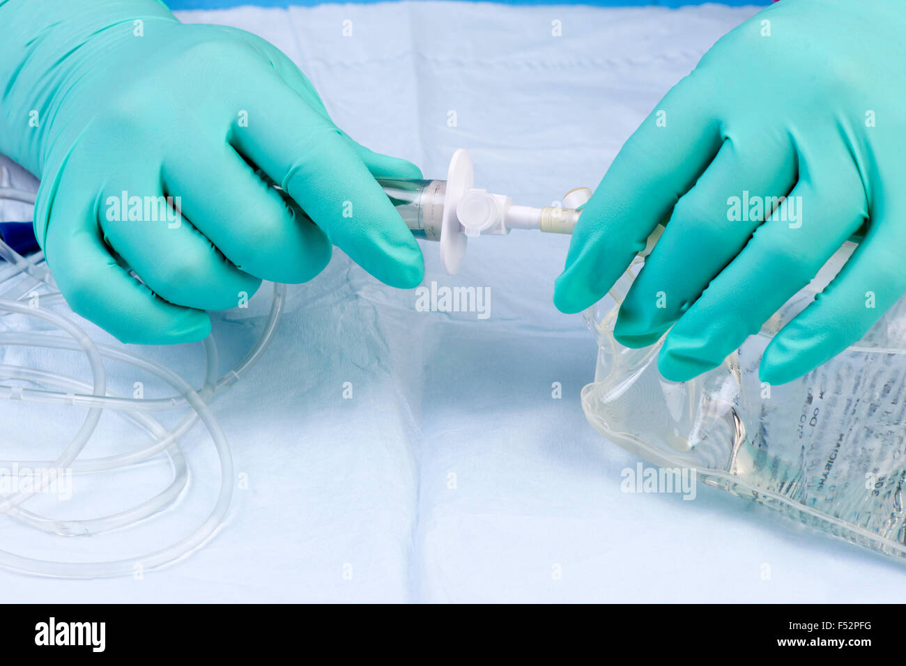 Krankenschwester bereitet IV Lösung zur Infusion. Stockfoto