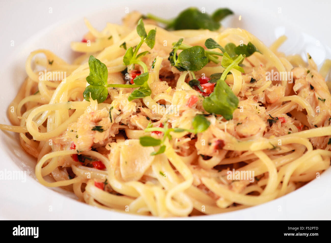 Nahaufnahme von Krabben Linguine mit Paprika, Knoblauch & Petersilie Stockfoto