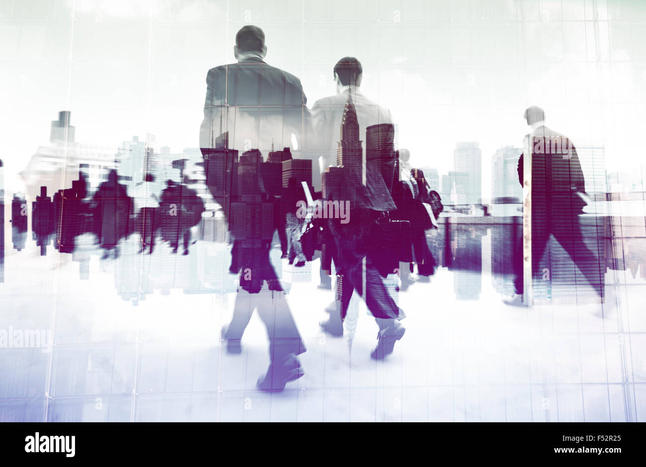 Abstraktes Bild von Geschäftsleuten zu Fuß auf der Straße-Konzept Stockfoto
