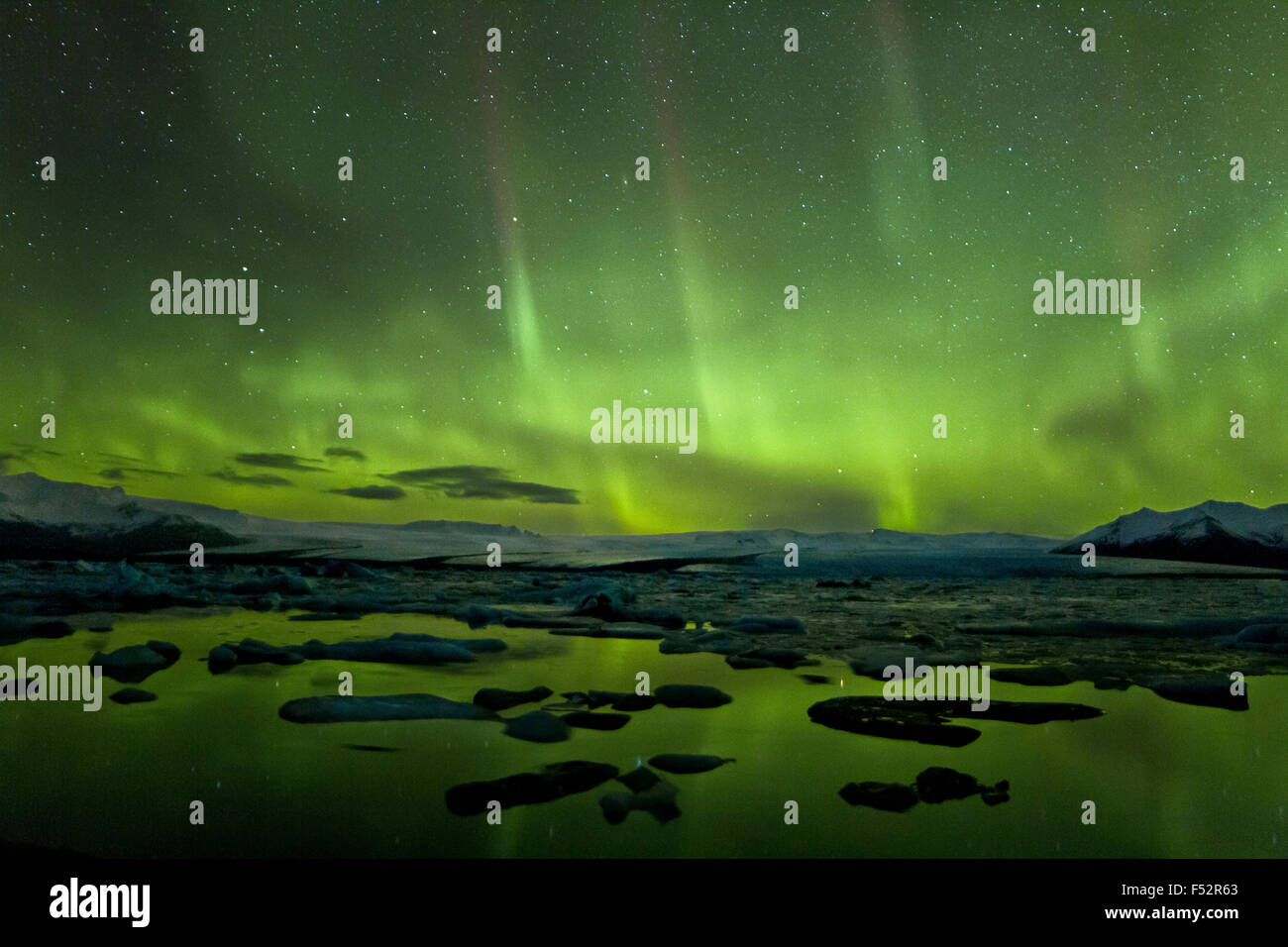 Island, Polarlicht, Jökulsarlon, grün, Wasser, Eis, Brocken, Vatnajökull, Atmosphäre, Mystiker Stockfoto