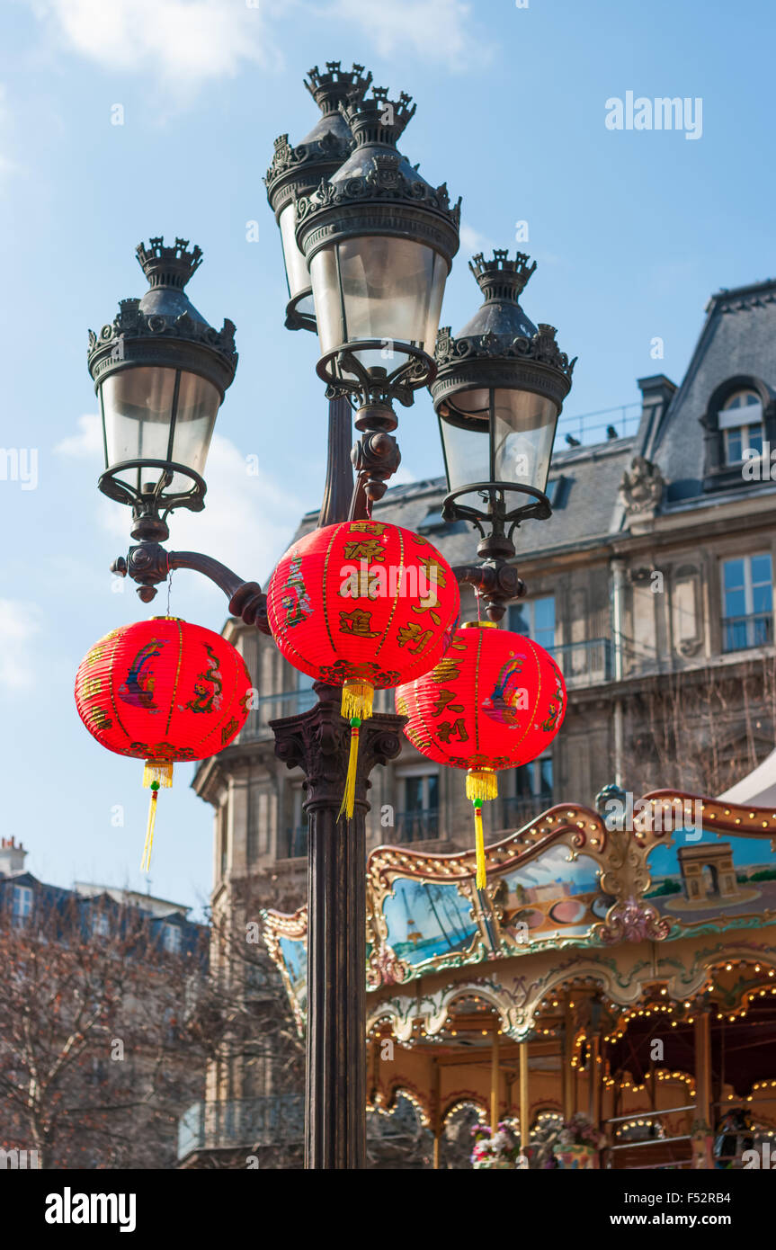 Chinesische Laternen hängen, Laterne mit einem Karussell im Hintergrund für das chinesische Neujahrsfest in Paris, Frankreich. Stockfoto