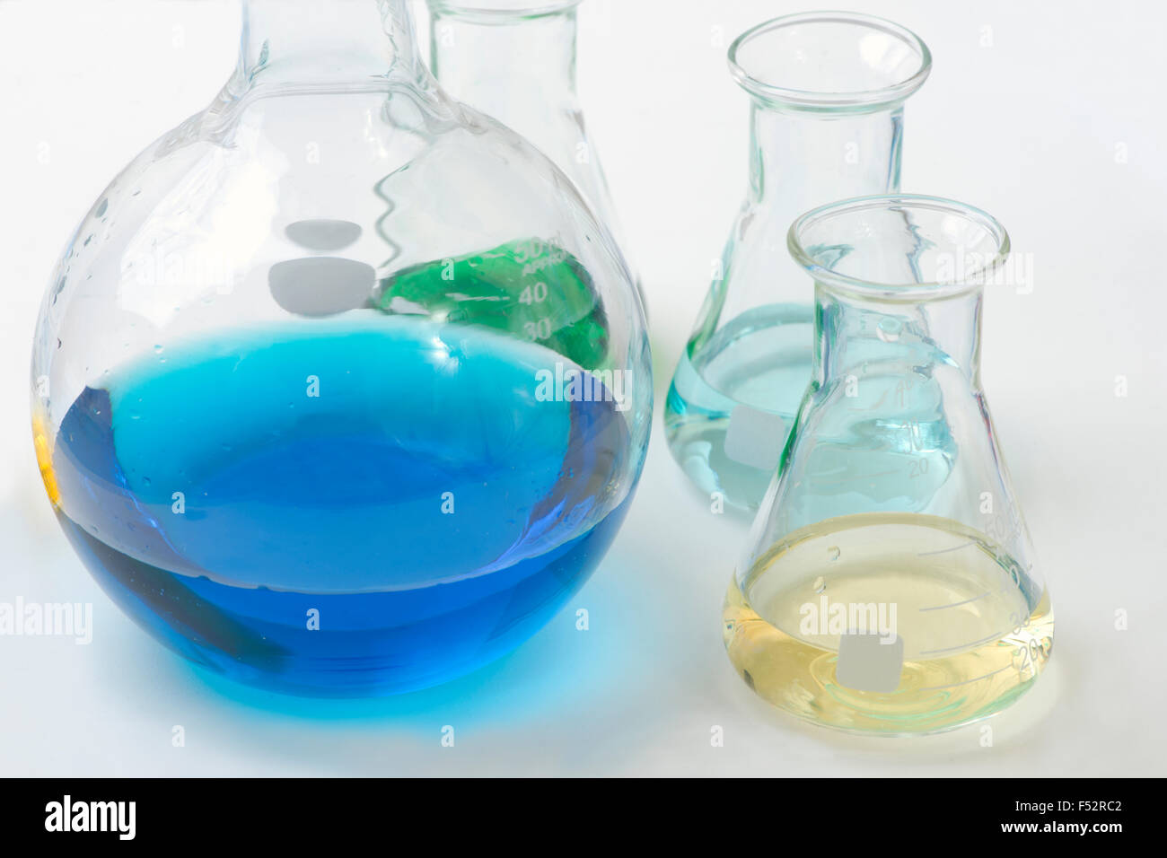 Verschiedene farbige Reagenzien in sortierten Labor Fläschchen. Stockfoto