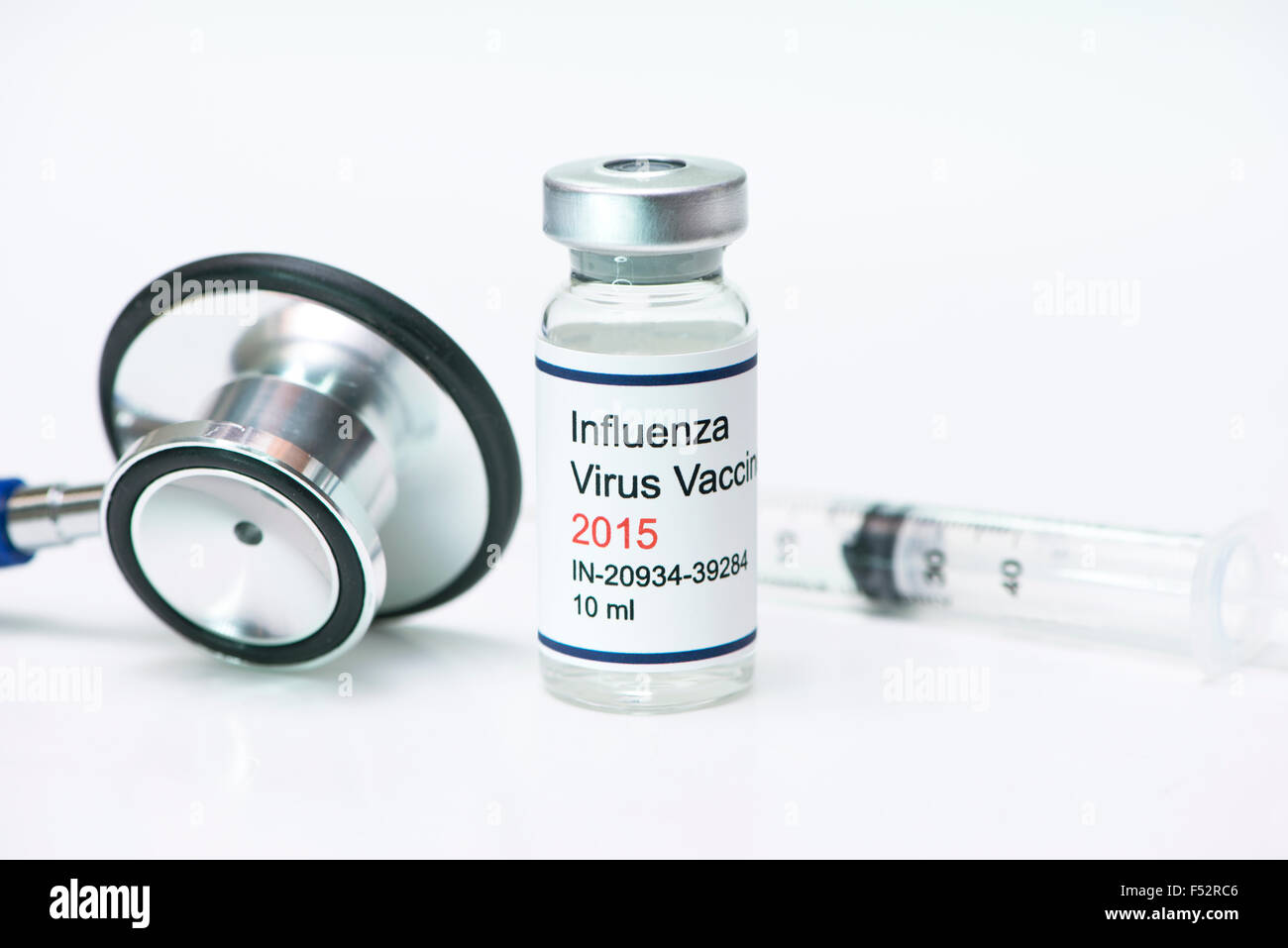 2015-Influenza-Grippe-Impfstoff mit Spritze und Stethoskop. Stockfoto