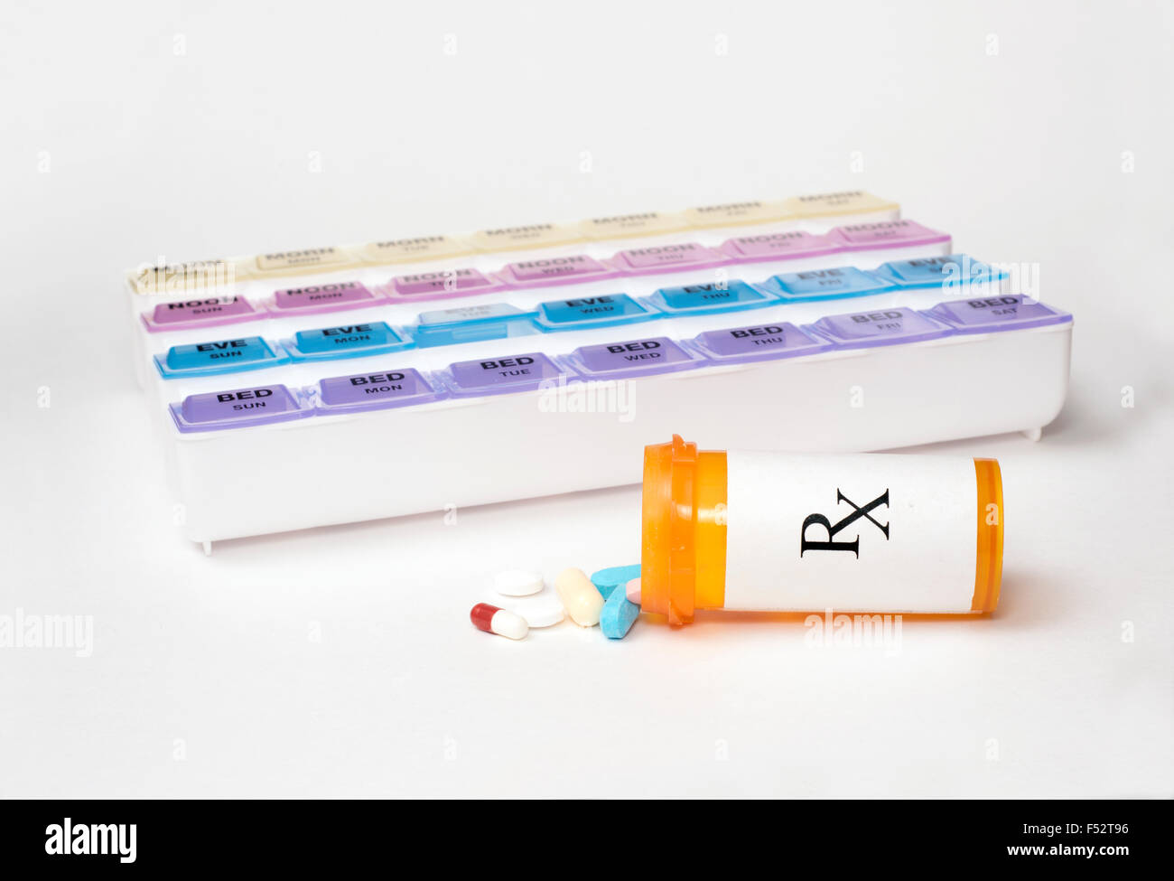 Täglichen Medikamenten-Dispenser mit Pillen und Verschreibung Flasche. Stockfoto