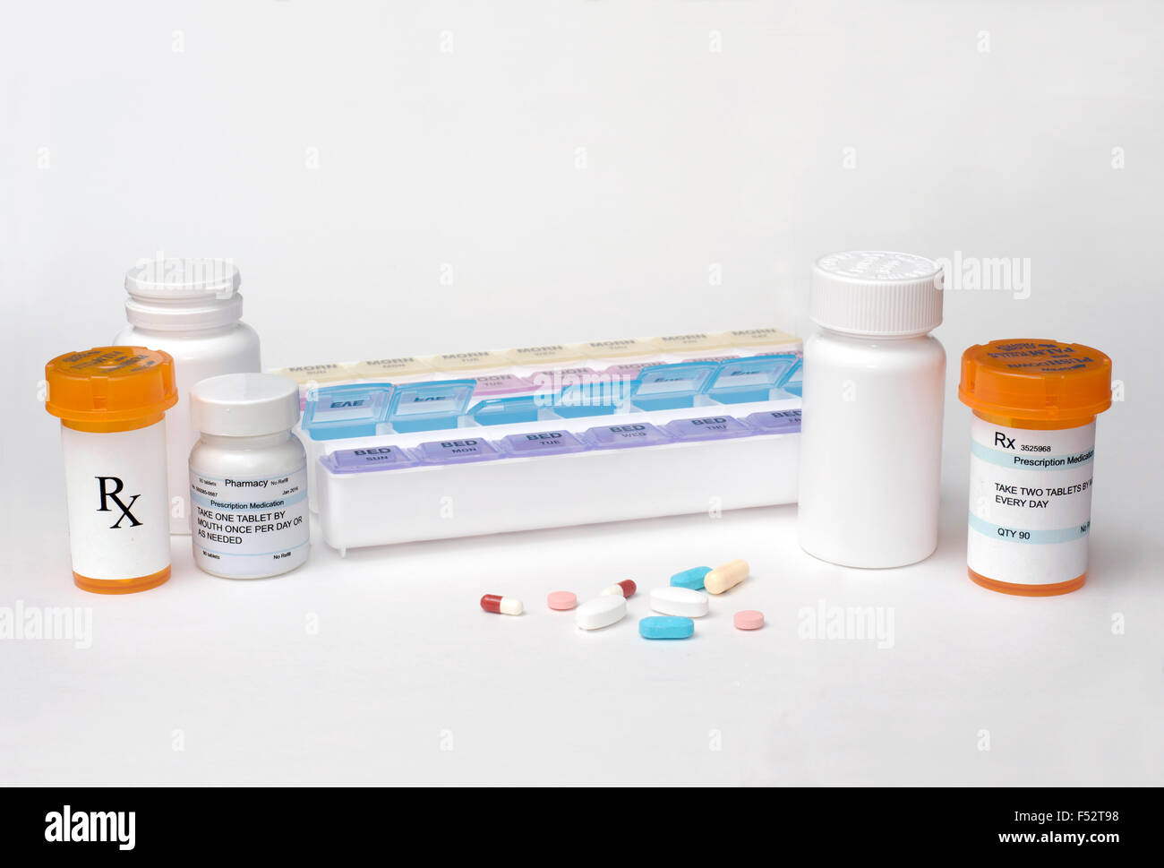 Täglichen Medikamenten-Dispenser mit Pillen und Verschreibung Flaschen. Stockfoto