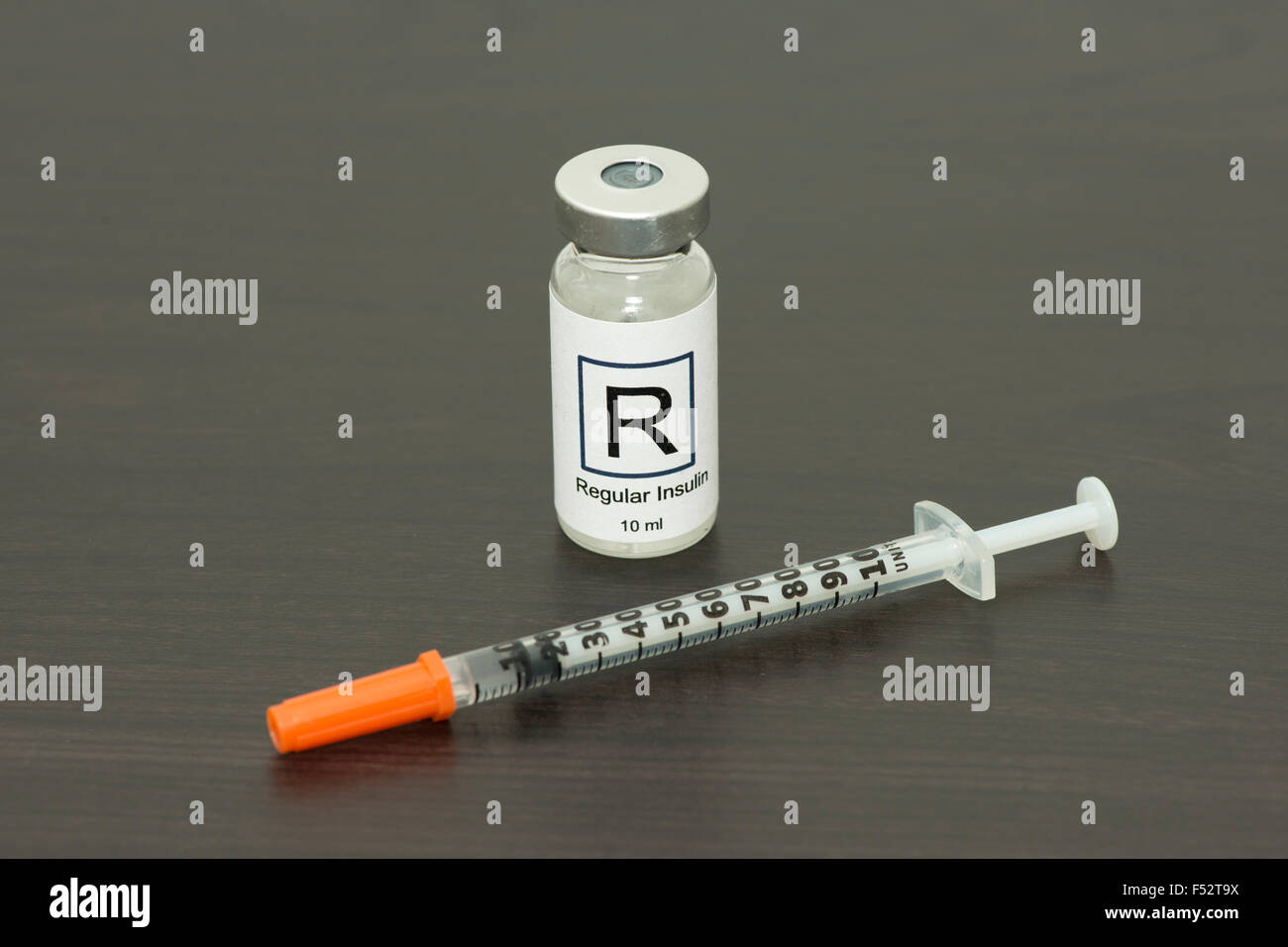 Normalinsulin Fläschchen mit Insulin Spritze. Beschriftung von Fotografen. Stockfoto