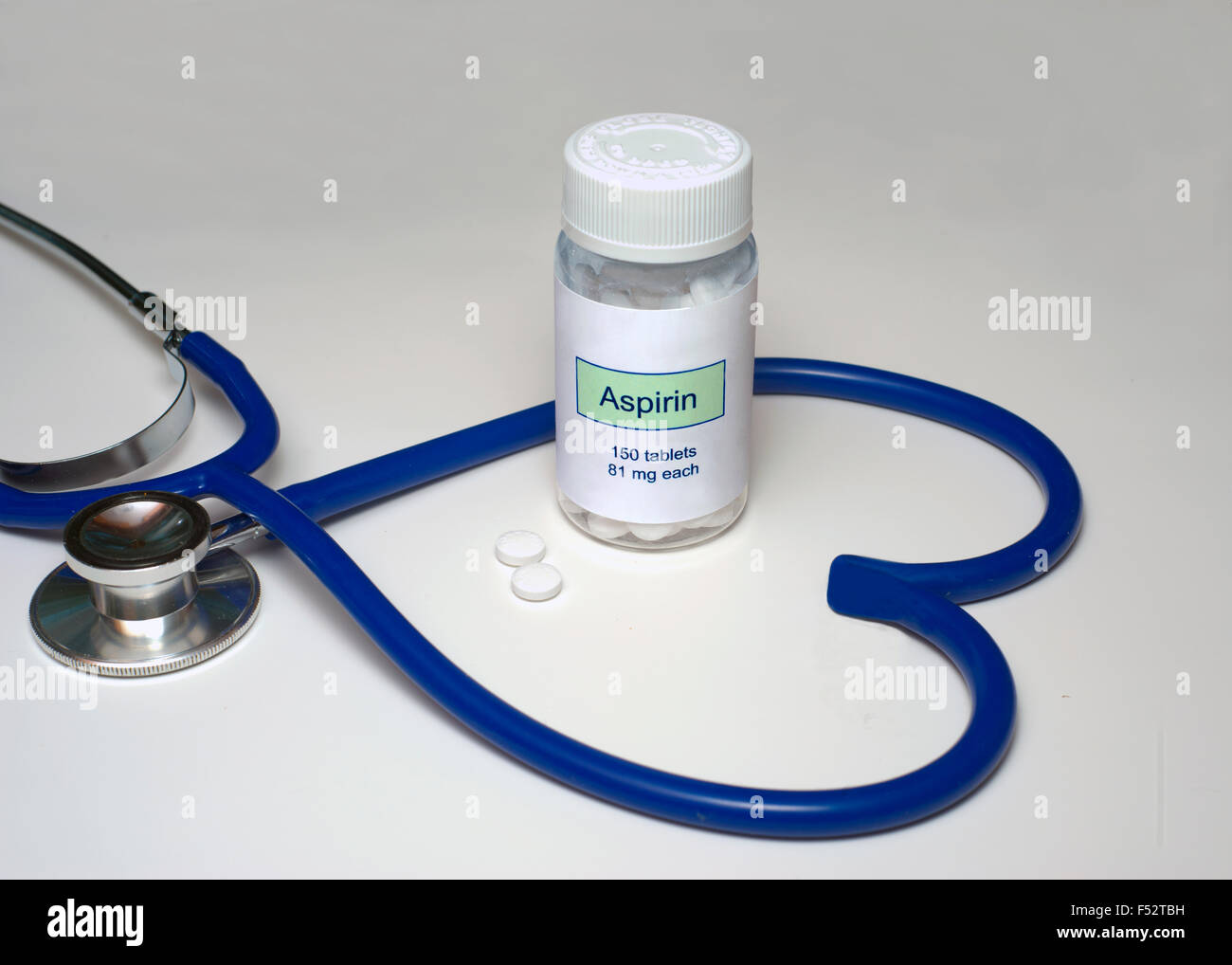 Niedrige Dosis Aspirin in ein Herz geformten Stethoskop. Beschriftung von Fotografen. Stockfoto