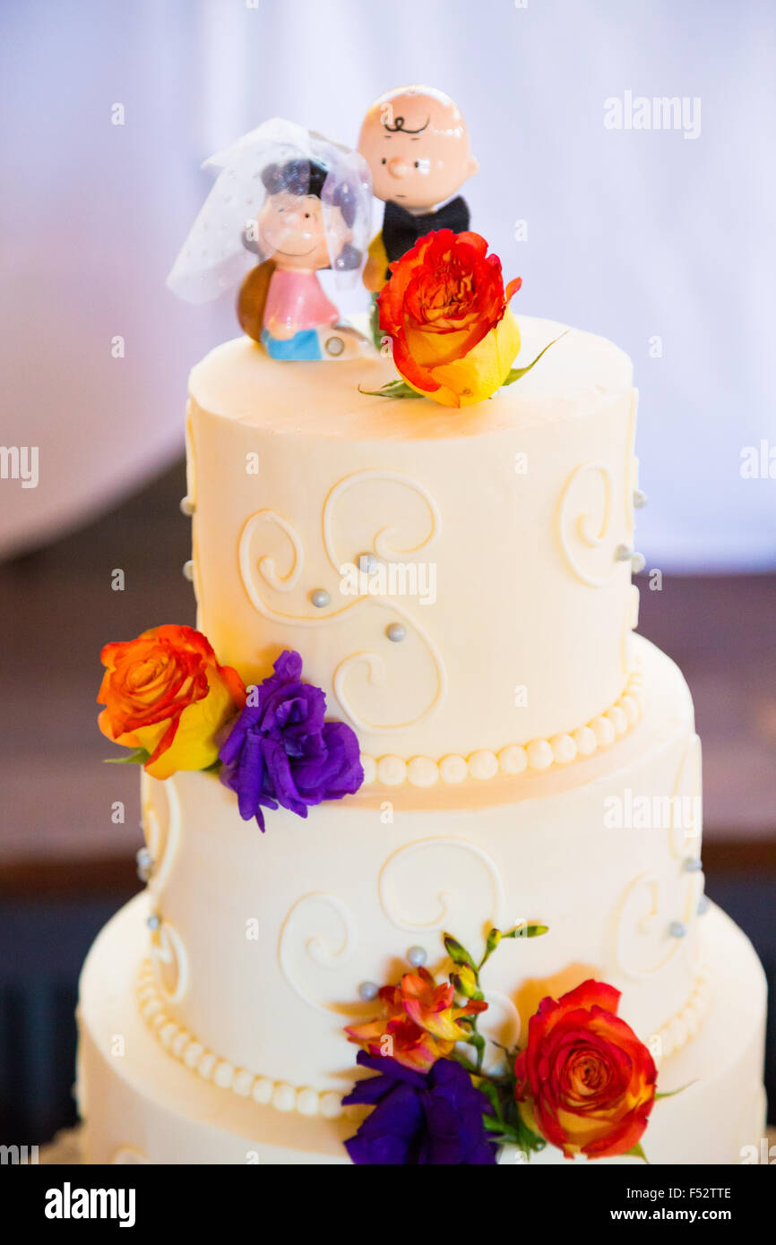 snoopy wedding cake