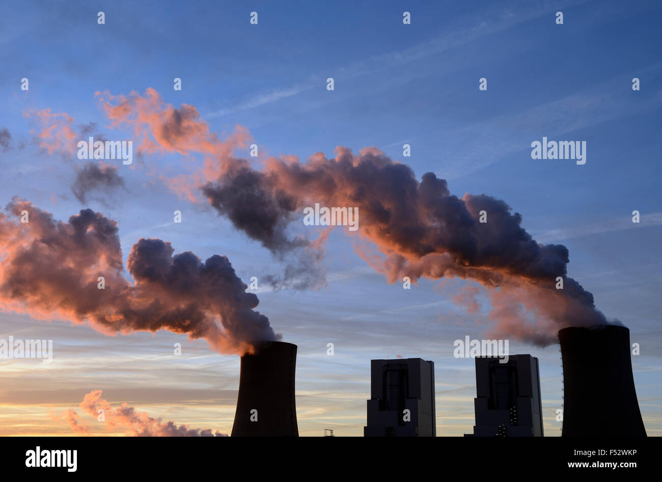 Kühltürme von das neue Kohle-Kraftwerk Neurath bei Sonnenaufgang, Germany, North Rhine-Westphalia, Grevenbroich Stockfoto