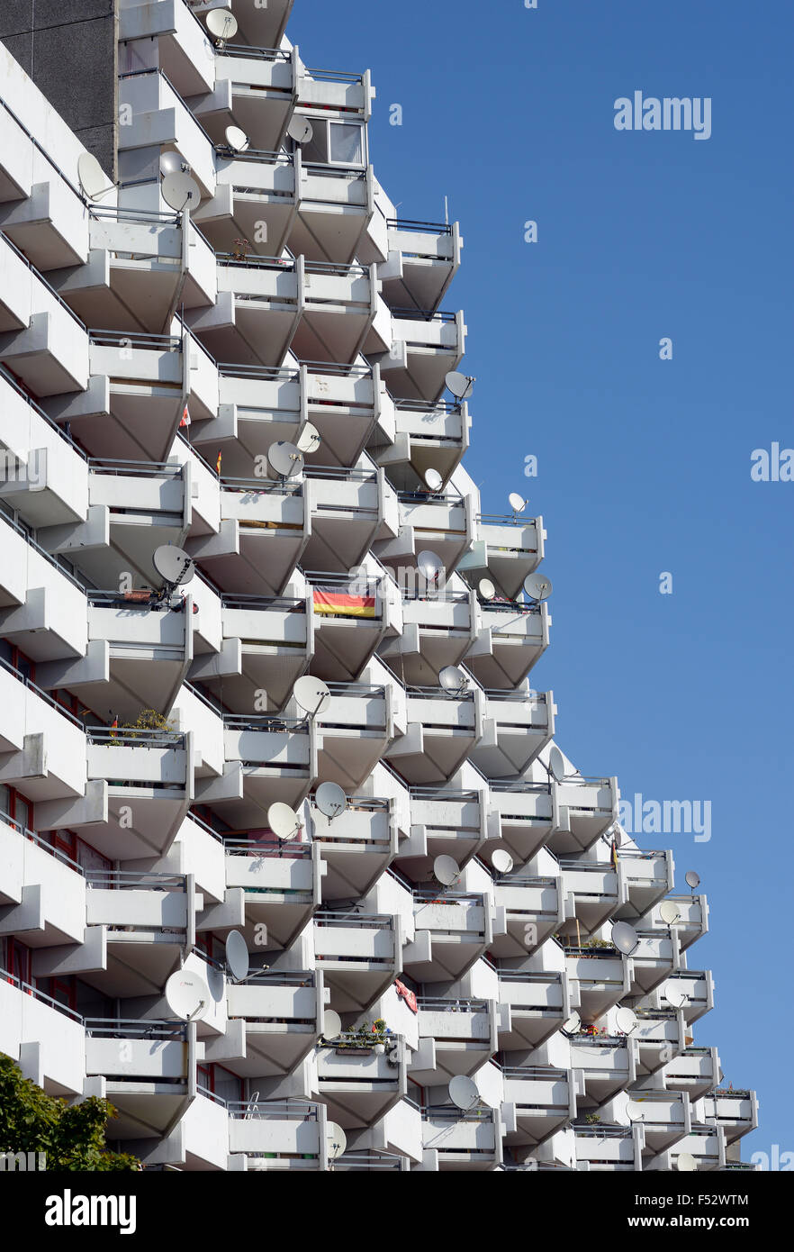 Balkone mit Satellitenschüsseln, Deutschland, North Rhine-Westphalia, Chorweiler Stockfoto