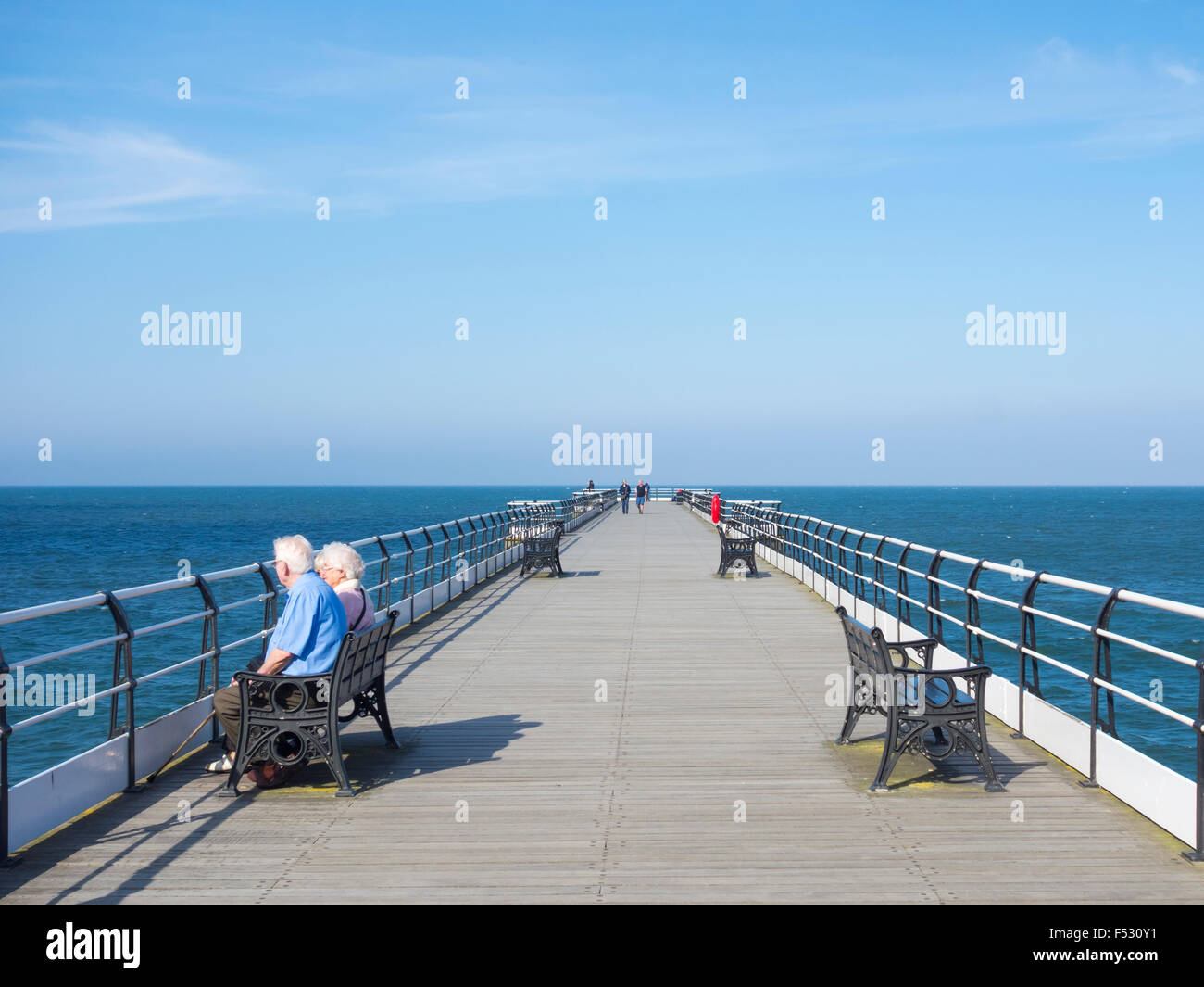 Ältere Menschen sitzen auf Sitz im Saltburn viktorianischen Pier. Saltburn durch das Meer, Nord Yorkshre, England. UK Stockfoto