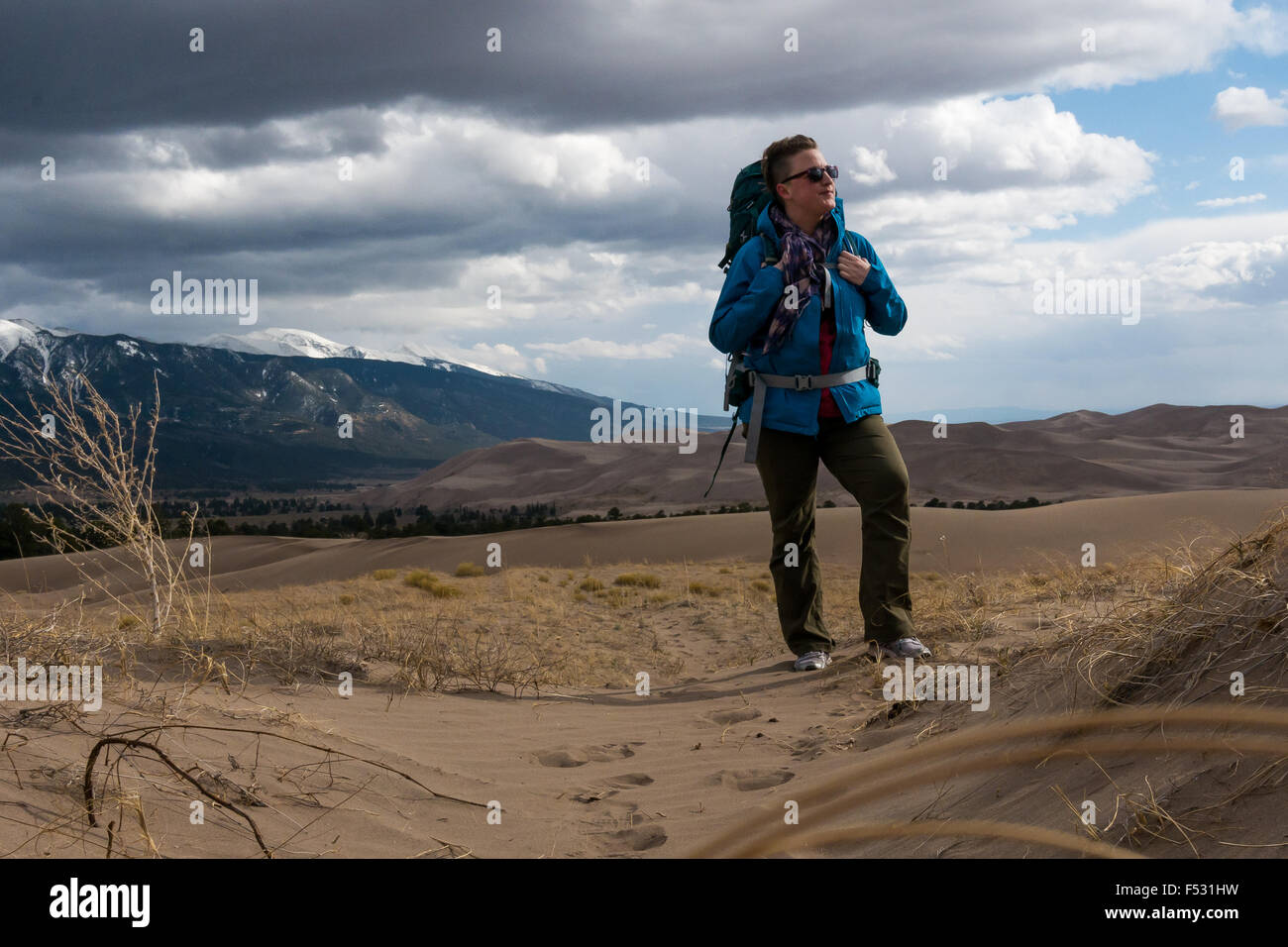 Backpacker starrt in Abstand im Great Sand Dunes National Park in Colorado Stockfoto