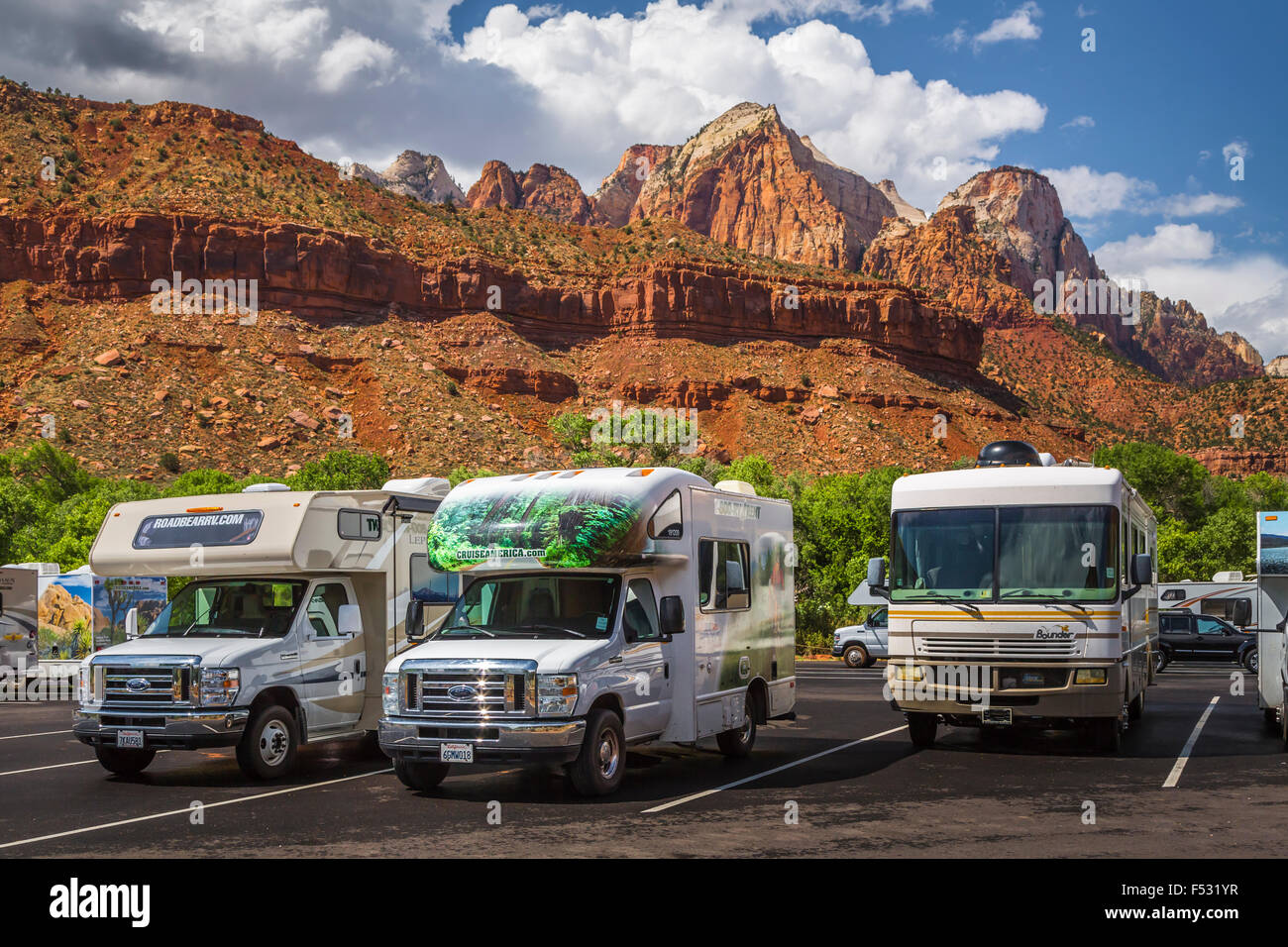 Freizeitfahrzeuge im West Tempel von Zion Nationalpark, Utah, USA. Stockfoto