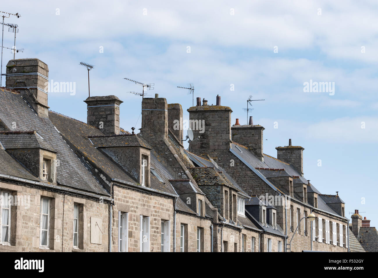 Auf dem Dach in Barfleur mit blauem Himmel, Normandie, Frankreich Stockfoto