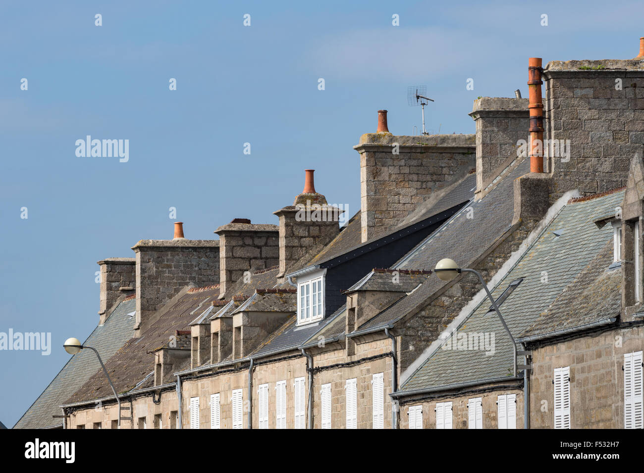 Auf dem Dach in Barfleur mit blauem Himmel, Normandie, Frankreich Stockfoto