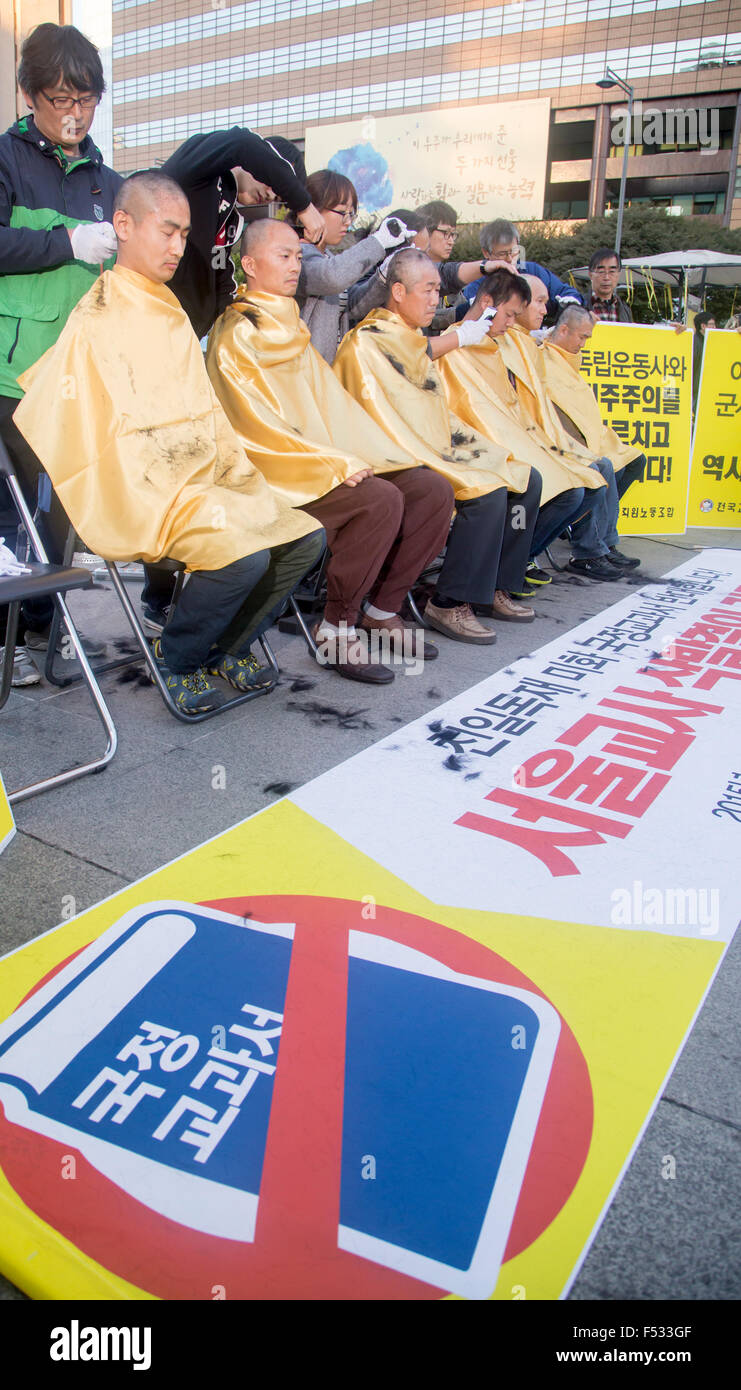 Protest gegen die Einführung einer staatlich anerkannten Geschichtsbuch, 24. Oktober 2015: südkoreanische Lehrer aus der koreanischen Lehrer & Educational Workers' Union (KTU) haben den Kopf rasiert, um protest gegen südkoreanische Regierung Plan für staatlich anerkannte Geschichtsbuch in Seoul, Südkorea. Die Lehrer darauf bestanden, dass die staatlich anerkannte Geschichtsbuch pro-japanische Mitarbeiter während der japanischen Kolonialherrschaft (1910-45) in Korea und diktatorischen Regimes in der zeitgenössischen Geschichte von Südkorea verherrlichen würde. Ein Zeichen (vorne unten) liest, "staatlich anerkannte Geschichtsbuch". (Foto von Lee J Stockfoto