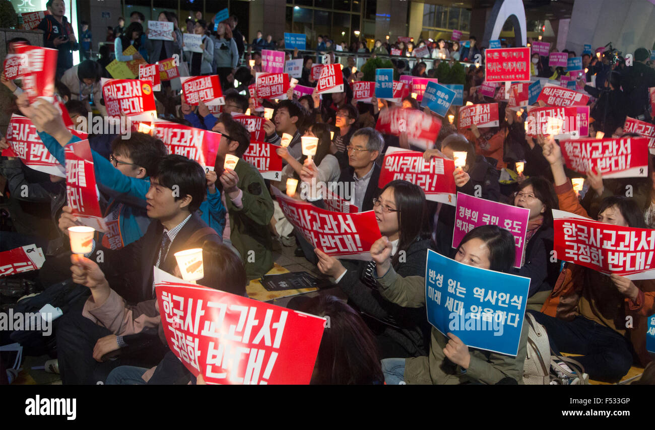 Protest gegen die Einführung einer staatlich anerkannten Geschichtsbuch, 24. Oktober 2015: südkoreanische Lehrer und Schüler besuchen einen Protest gegen die südkoreanische Regierung Plan für staatlich anerkannte Geschichtsbuch in Seoul, Südkorea. Teilnehmer darauf bestanden, dass die staatlich anerkannte Geschichtsbuch pro-japanische Mitarbeiter während der japanischen Kolonialherrschaft (1910-45) in Korea und diktatorischen Regimes in der zeitgenössischen Geschichte von Südkorea verherrlichen würde. Zeichen zu lesen, "Wir widersetzen uns Zustand-Bezeichnung der südkoreanischen Geschichtsbuch!". © Lee Jae-Won/AFLO/Alamy Live-Nachrichten Stockfoto